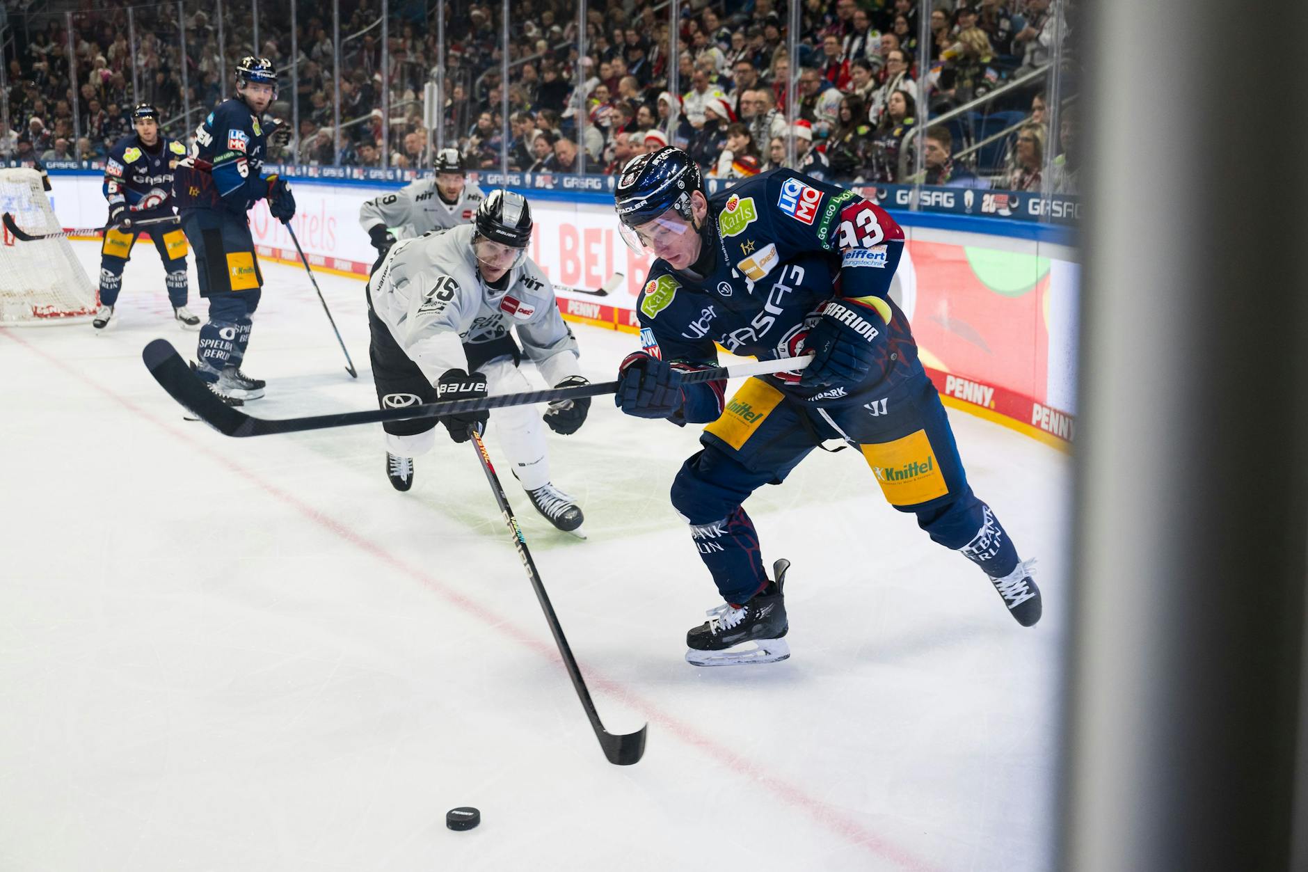 Leonhard Pföderl von den Eisbären Berlin kämpft mit Louis-Marc Aubry von den Kölner Haien.