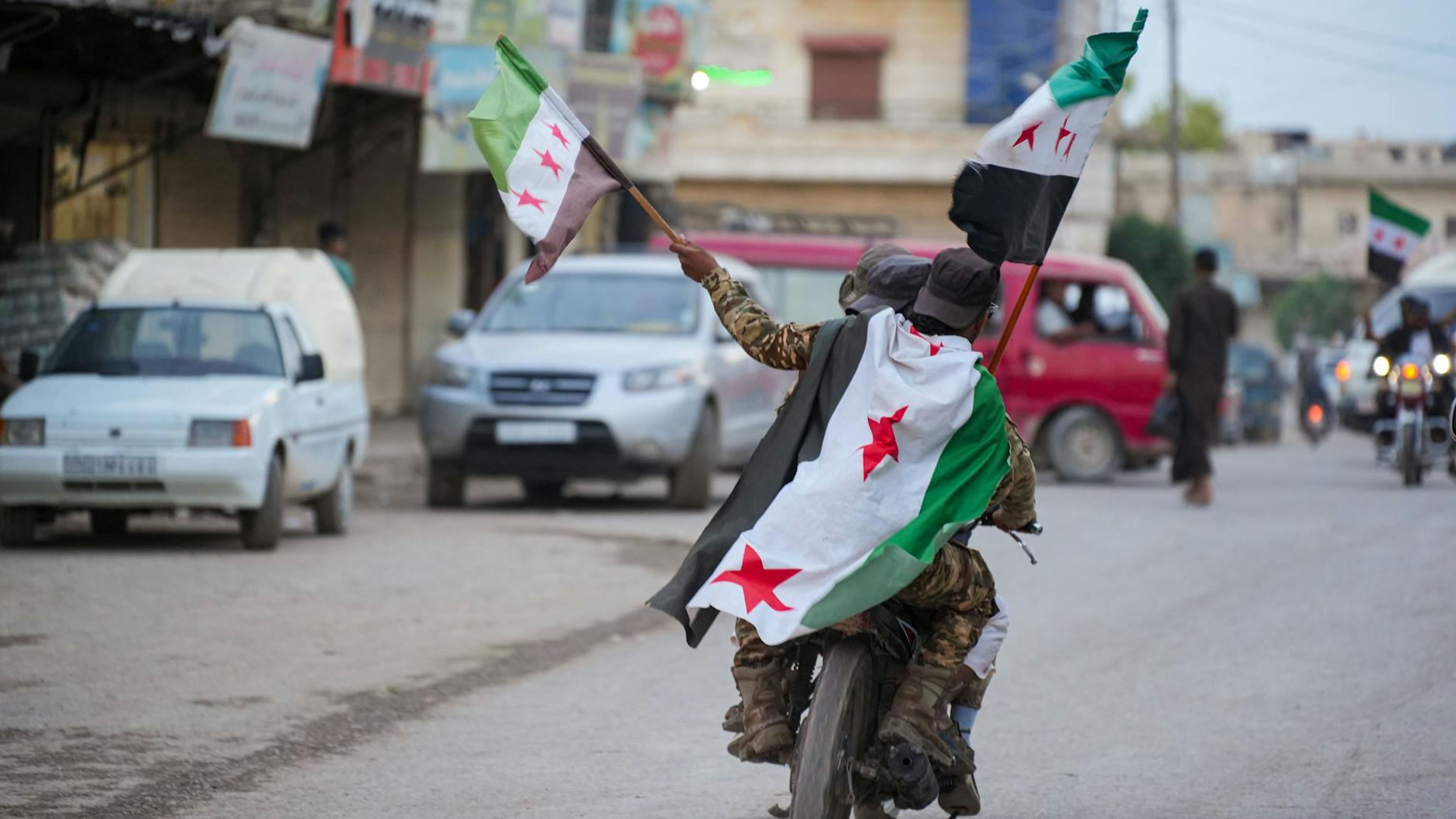 Protest in einer Stadt in der Provinz Daraa im Jahr 2023: In der Region begann die Revolution gegen Diktator Baschar Al-Assad im Jahr 2011. Nun melden immer mehr Orte dort die Übernahme der Kontrolle vom Regime.
