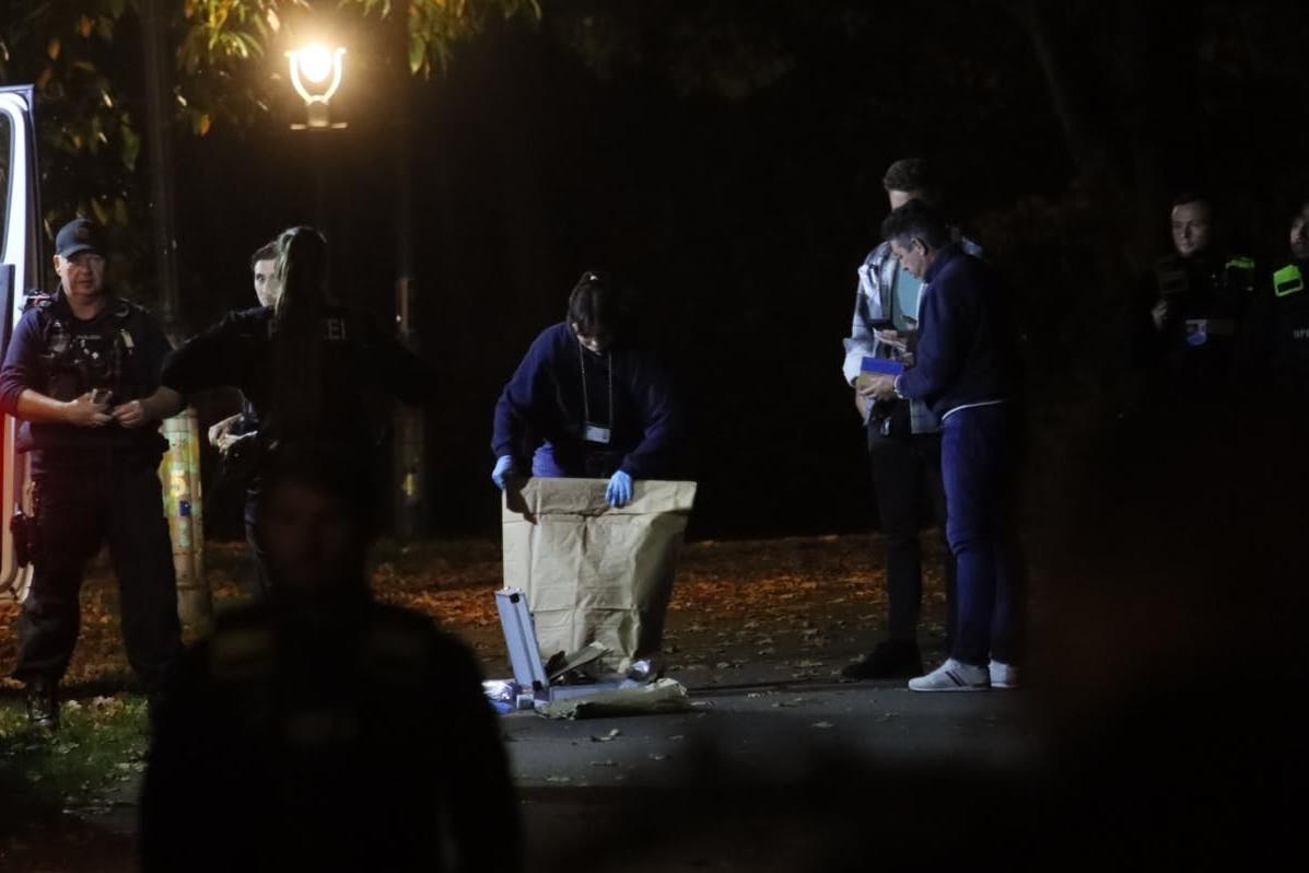 Polizisten bereiten im Neuköllner Park Thomashöhe die kontrollierte Sprengung des TATP-Päckchens vor.