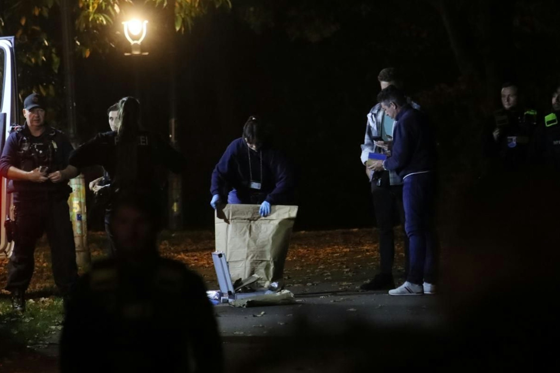 Polizisten bereiten im Neuköllner Park Thomashöhe die kontrollierte Sprengung des TATP-Päckchens vor.