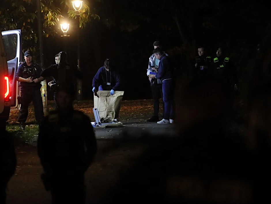 Polizisten bereiten im Neuköllner Park Thomashöhe die kontrollierte Sprengung des TATP-Päckchens vor.