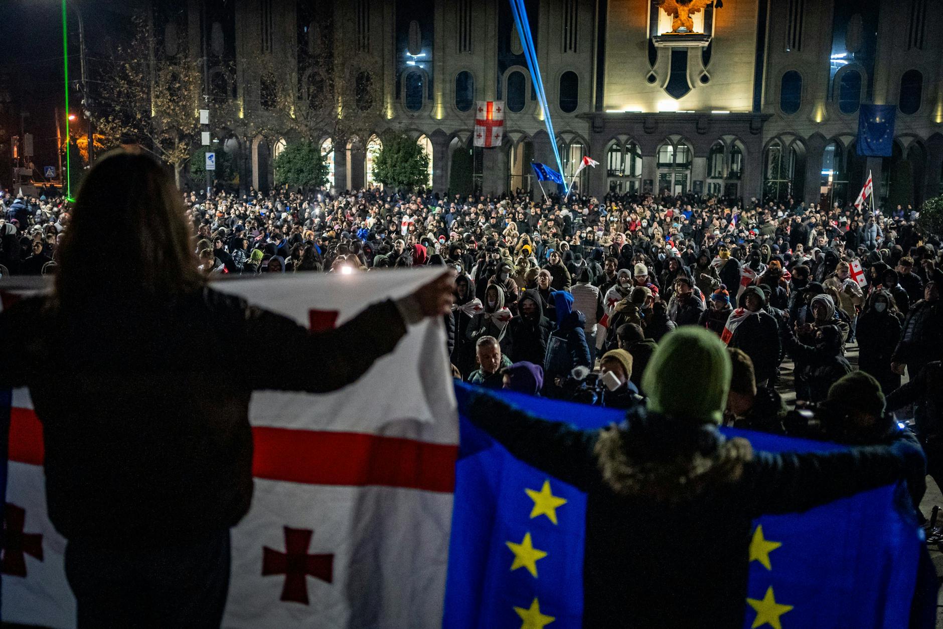 Georgien: Seit Tagen jeden Abend das gleiche Bild vor dem Parlament in Tiflis. Tausende demonstrieren gegen den prorussischen Kurs der Regierung.