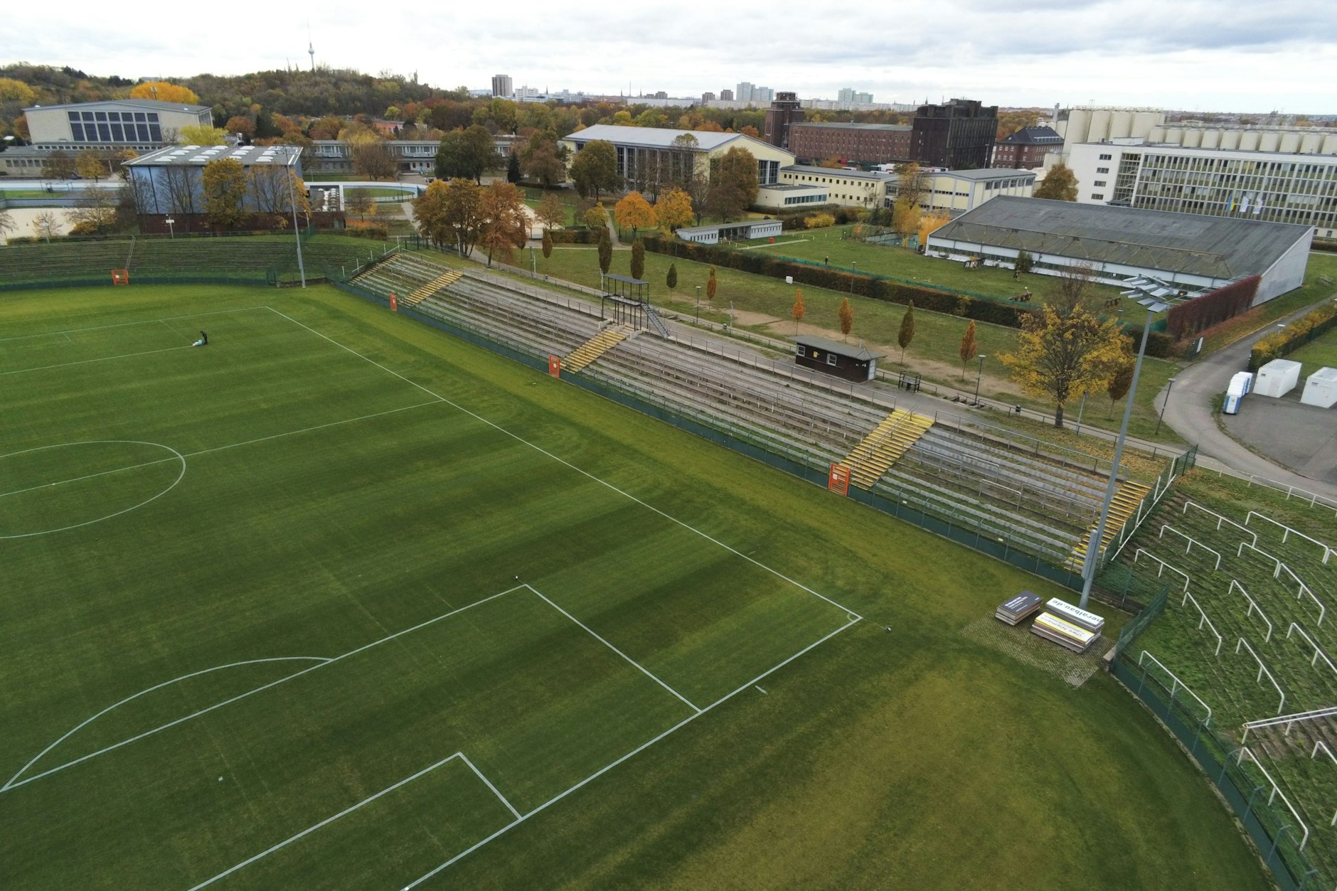 Das Fußballstadion im Sportforum, die Heimstätte des BFC Dynamo: Wird es bald ein echten Schmuckkästchen?