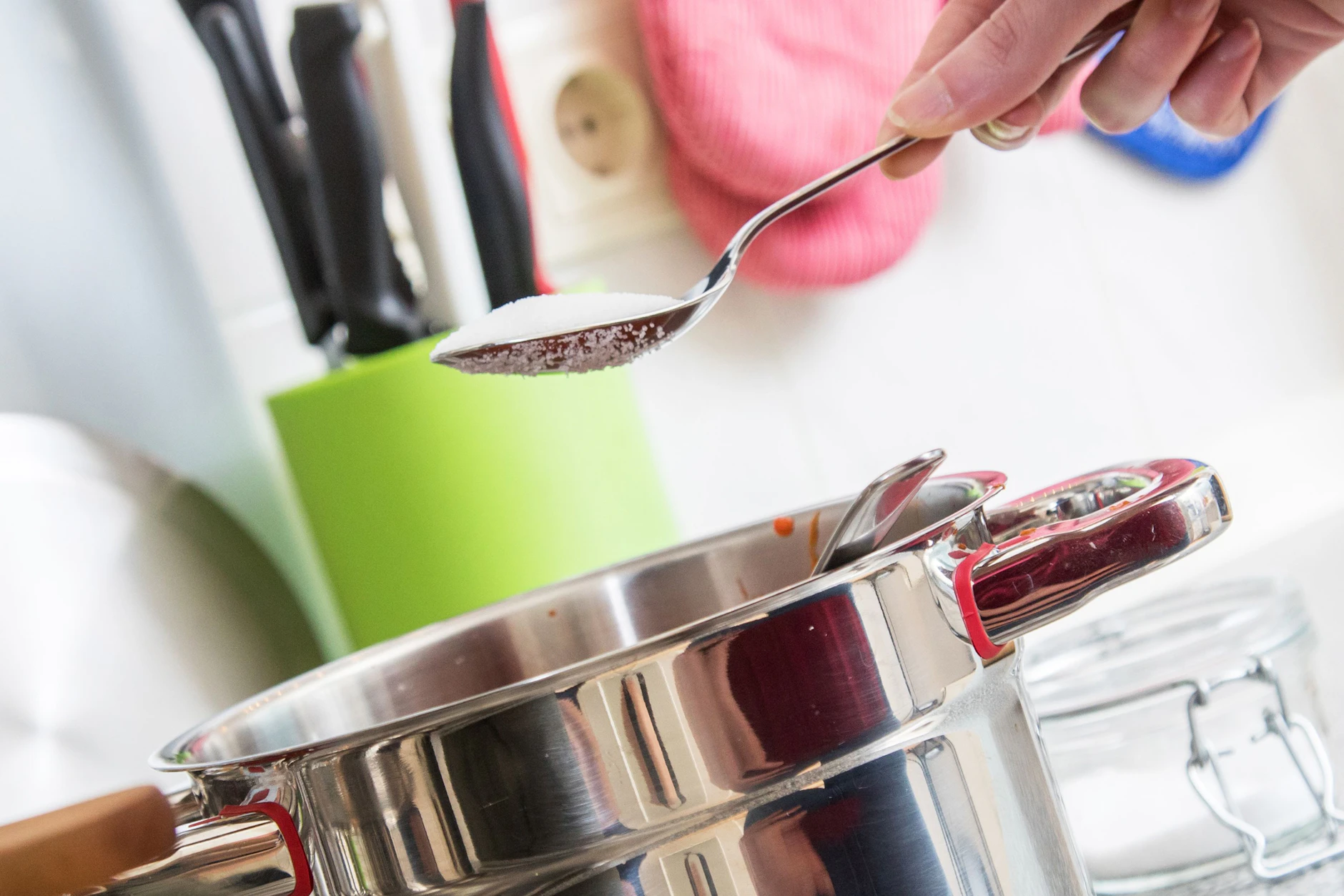 Zu viel Salz erwischt? Es gibt ein paar Tricks, um versalzenes Essen zu retten.