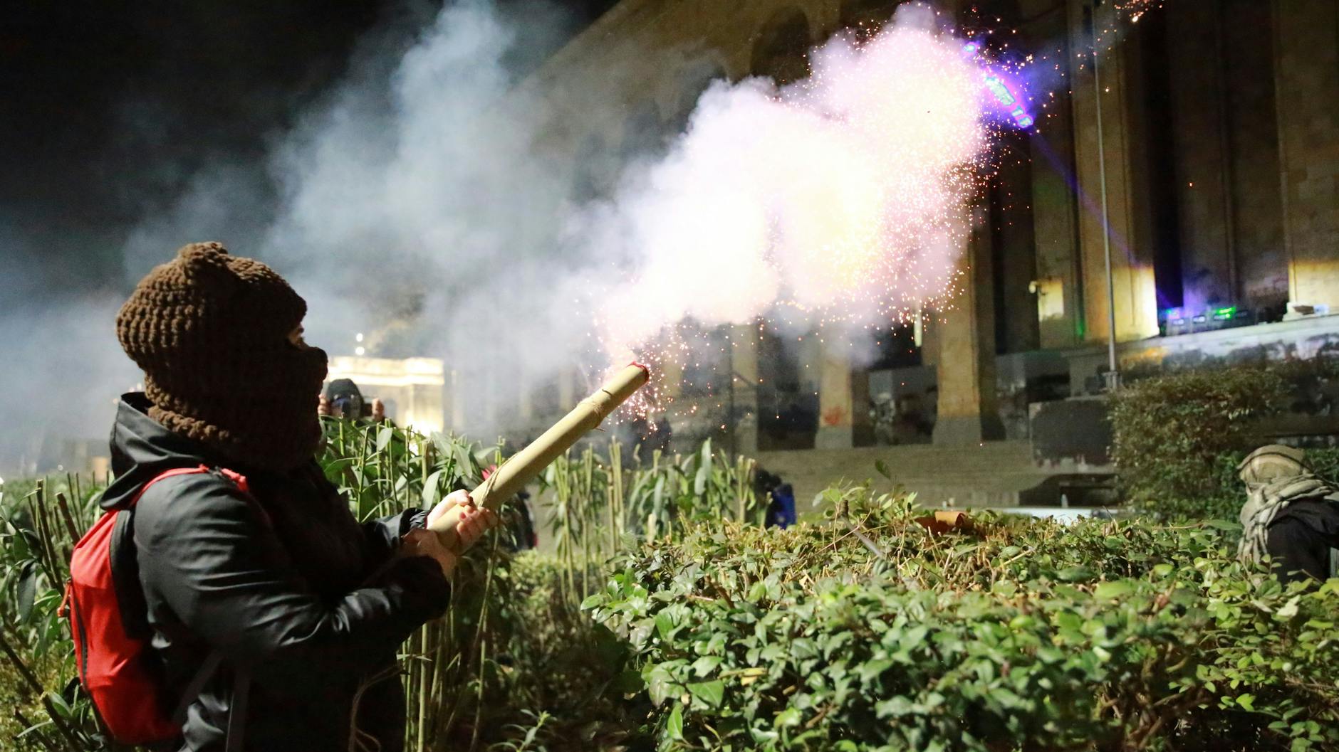 Georgien: Demonstranten werfen während eines Protestes Feuerwerkskörper in das Parlament in Tiflis.