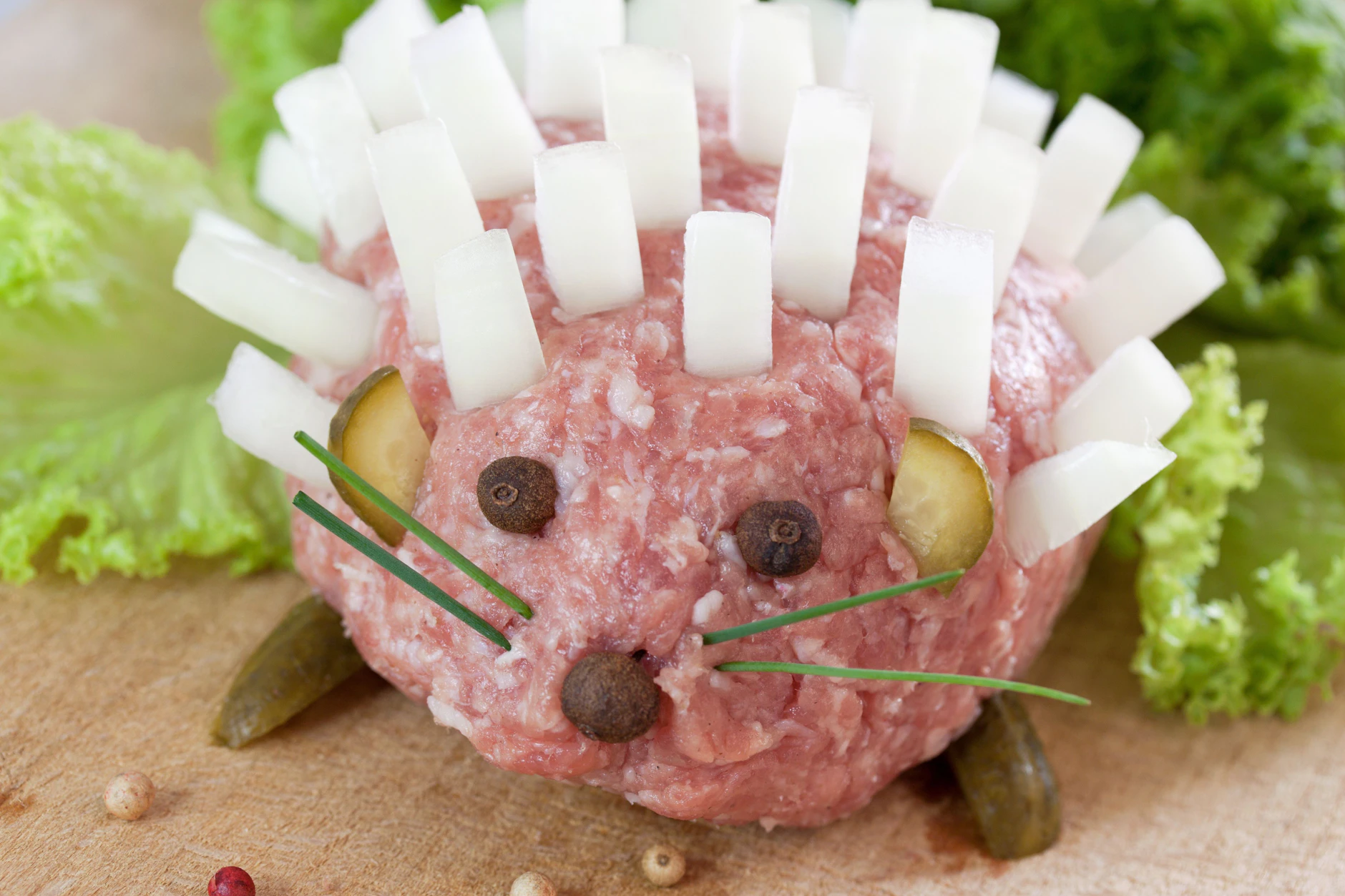 Kult oder Kuriosität? Der legendäre Mettigel mit seinen Salzstangen, oder Zwiebel-Stacheln und rohem Mett sorgt bis heute für staunende Blicke – hier das Rezept! 