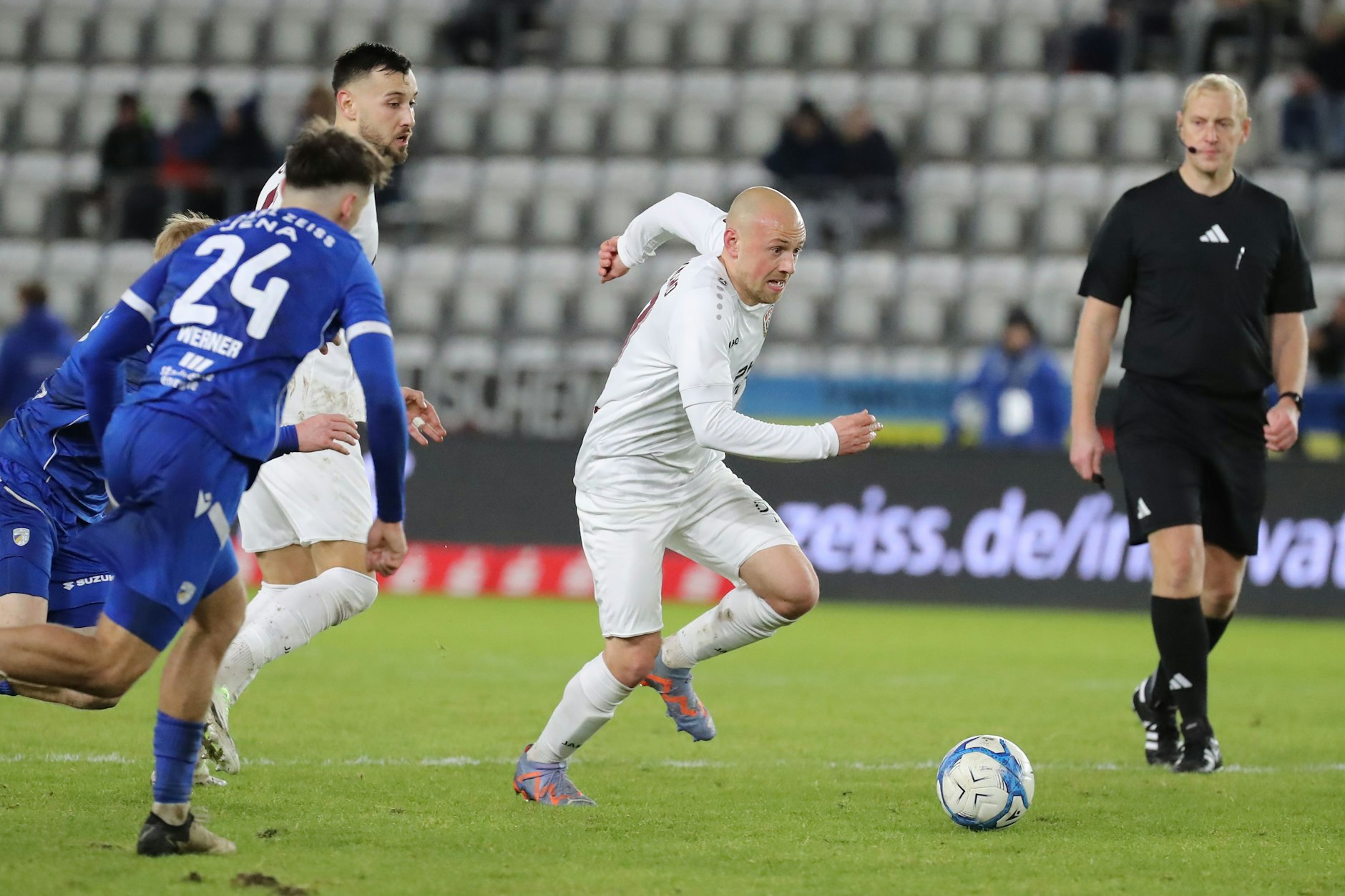 Julian Wießmeier macht nach seiner Einwechslung beim Spiel in Jena Druck, erzielt dann das späte 1:1 für den BFC Dynamo.