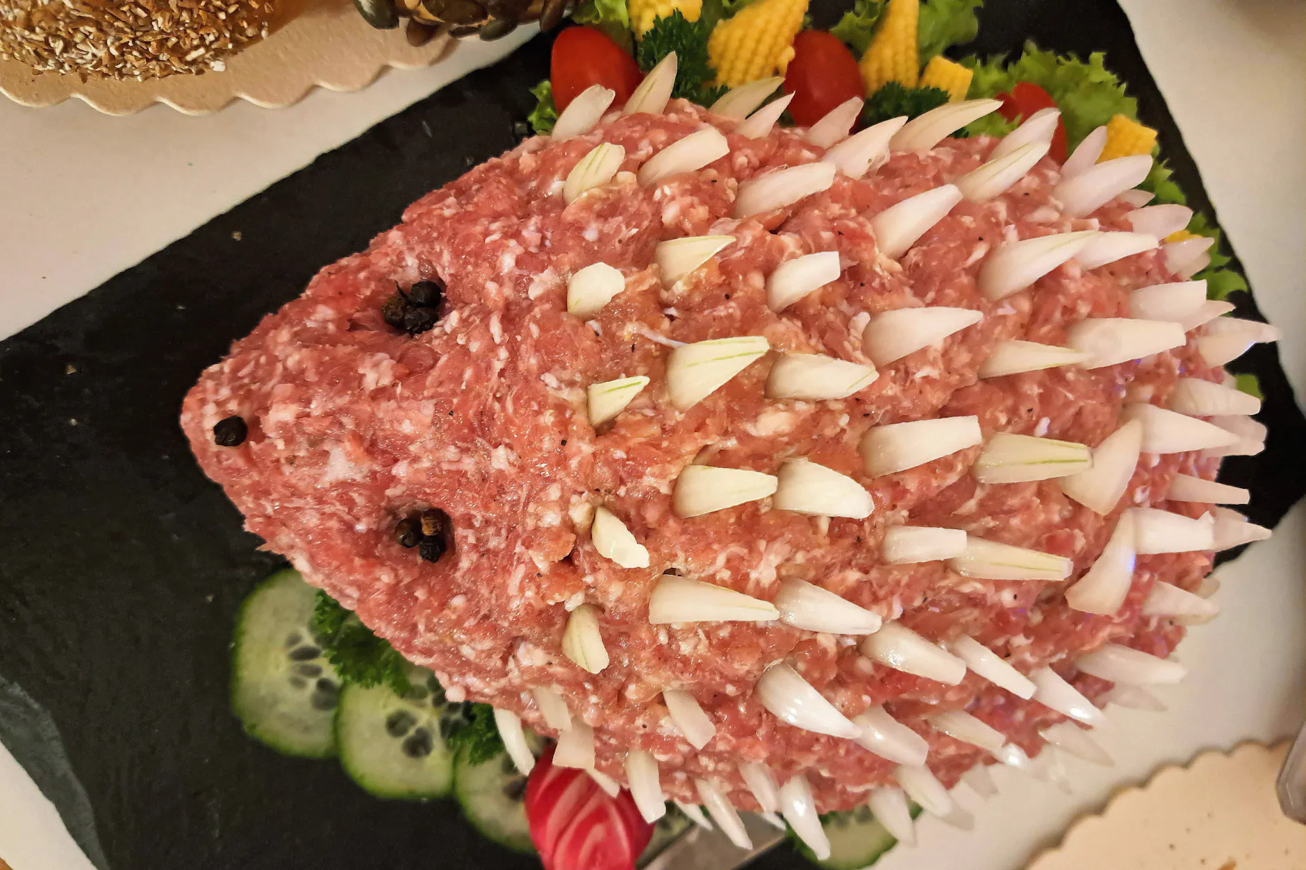 Mettigel mit Stacheln: Ob mit Salzstangen oder Zwiebelstücken – der Klassiker bleibt Kult und sorgt für staunende Blicke. Hier das Original-Rezept!