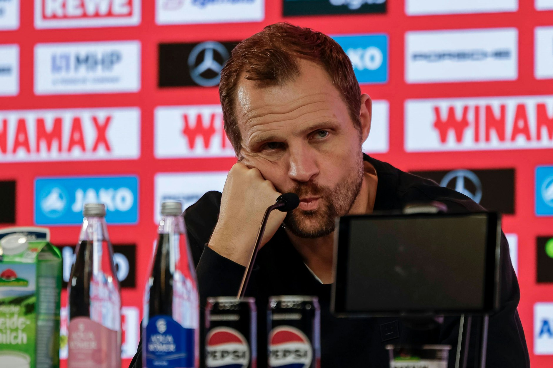 Union-Trainer Bo Svensson (45) zeigte deutlich, dass er nach dem Spiel in Stuttgart keine Lust auf Fragen hatte.