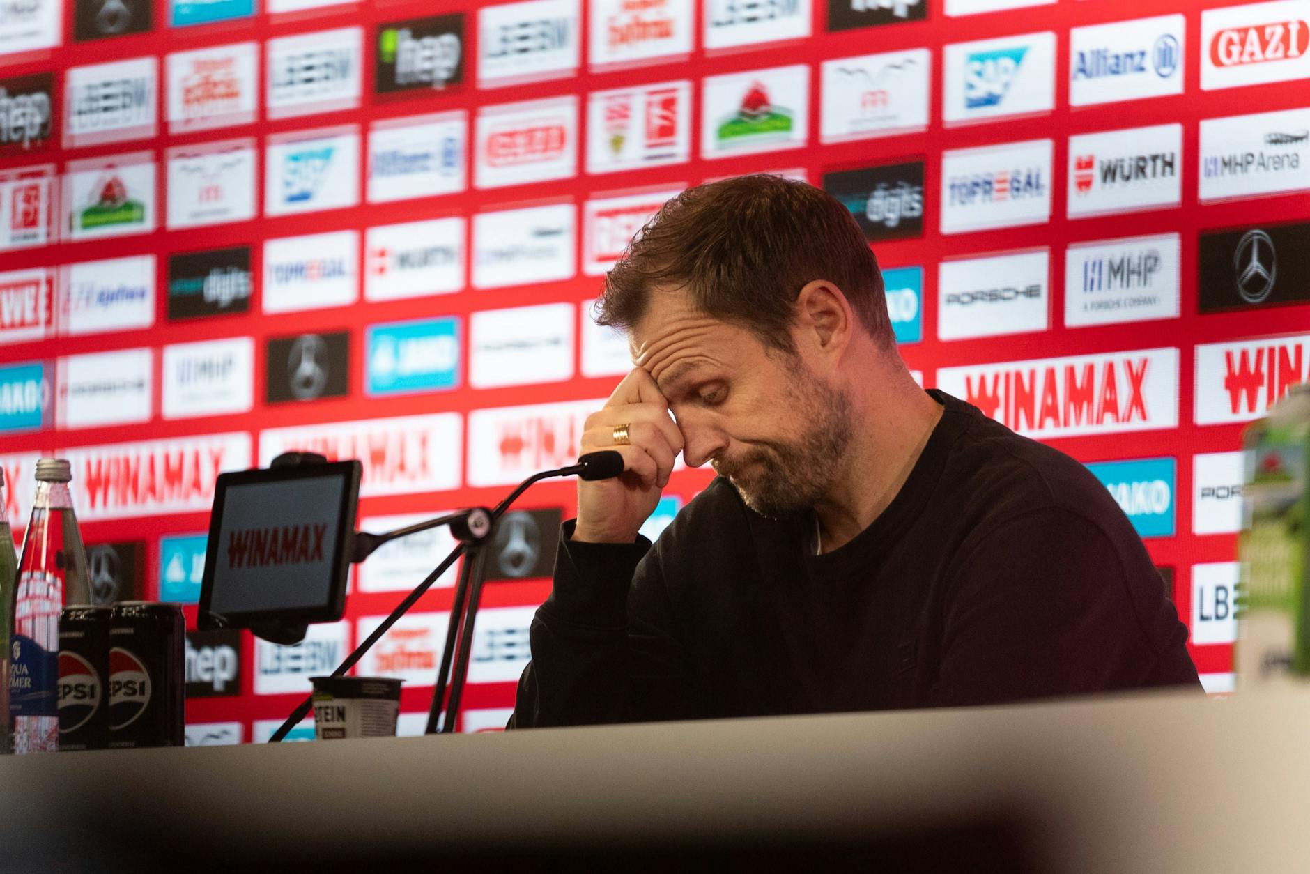 Wirkt dünnhäutig und genervt: Trainer Bo Svensson (45) hat beim 1. FC Union seit Wochen wenig zu lachen.
