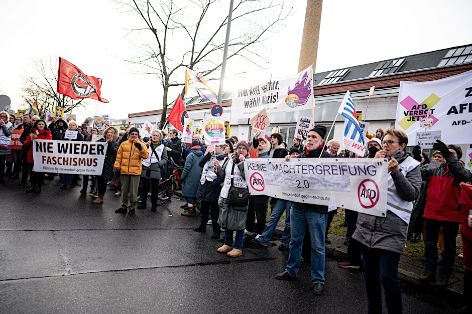 Menschen demonstrieren gegen die Ernennung der AfD-Politikerin Weidel zur Kanzlerkandidatin vor der AfD-Bundesgeschäftsstelle.