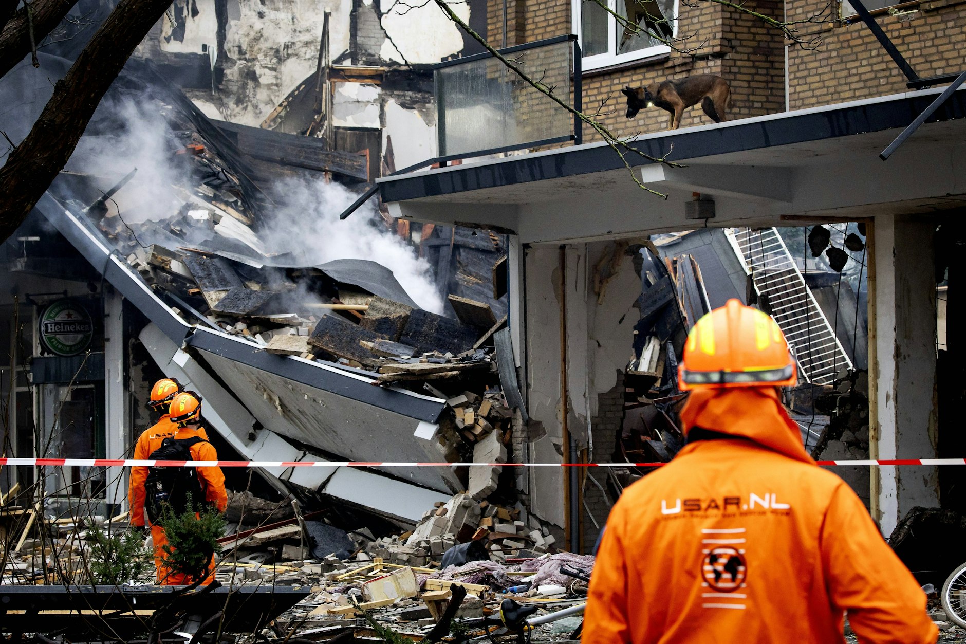 Nach einer Explosion stürzt ein Wohngebäude in Den Haag teils ein und ein Brand bricht aus. Es gibt vier Verletzte, die Feuerwehr sucht nach möglichen weiteren Opfern. Und die Polizei hat eine Spur.