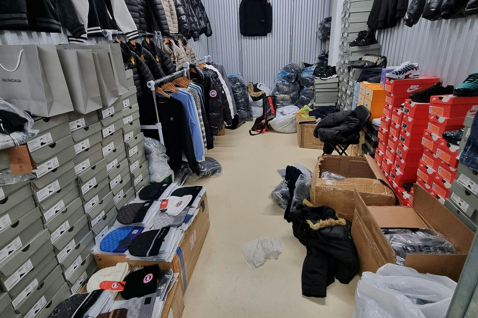 Großer Fund in Spandau: Polizei beschlagnahmt gefälschte Markenware – von Schuhen über Jacken bis hin zu Luxuszertifikaten. Ermittlungen laufen.