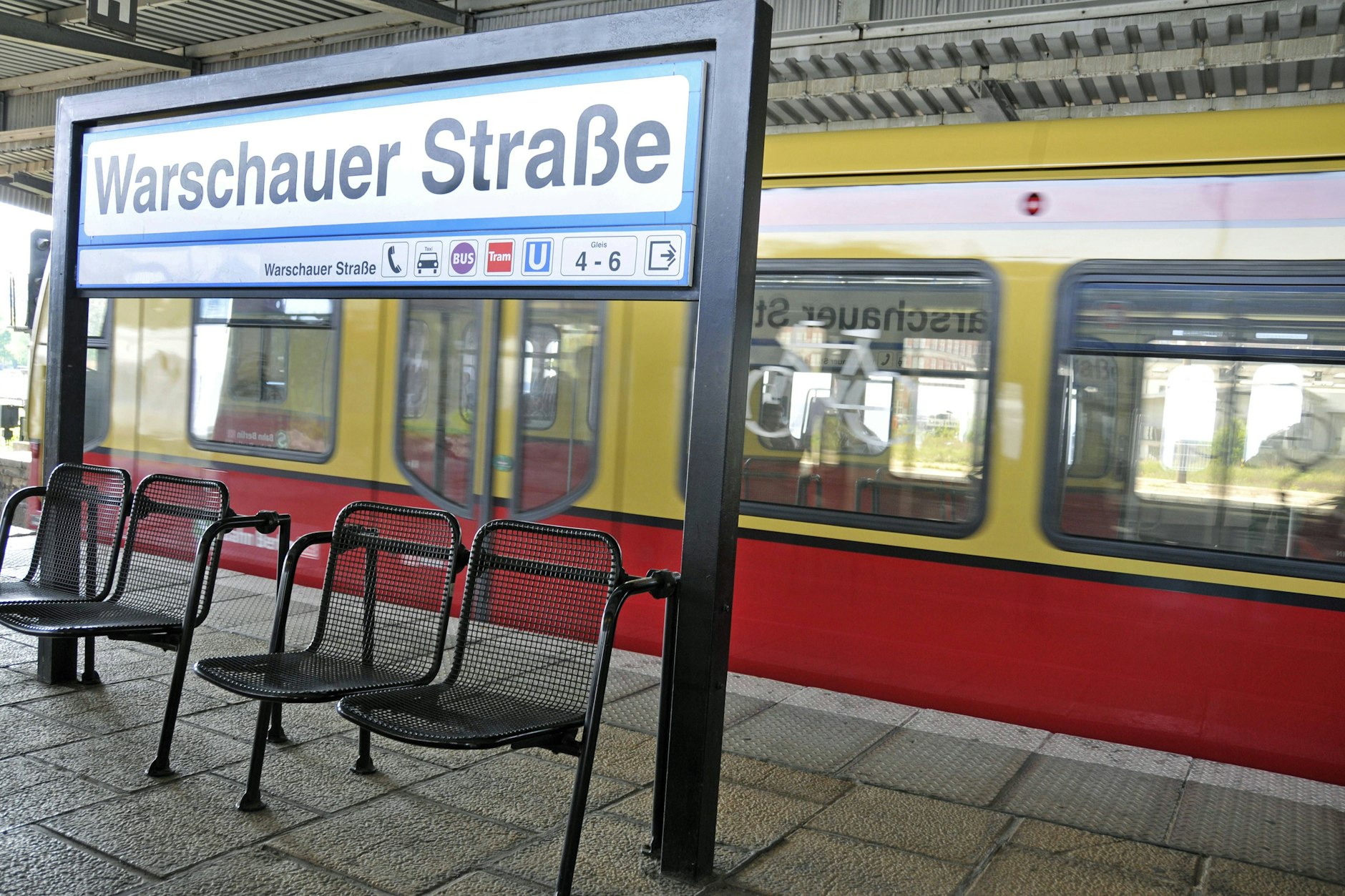 Die Warschauer Straße, ein zentraler Knotenpunkt Berlins, steht derzeit im Fokus der S-Bahn-Störungen. Signalprobleme beeinträchtigen den Verkehr auf wichtigen Linien wie der S3, S5, S7 und S75. (Archiv-Foto)