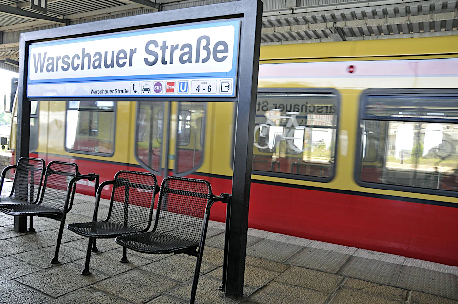 Die Warschauer Straße, ein zentraler Knotenpunkt Berlins, steht derzeit im Fokus der S-Bahn-Störungen. Signalprobleme beeinträchtigen den Verkehr auf wichtigen Linien wie der S3, S5, S7 und S75.  (Archiv-Foto)