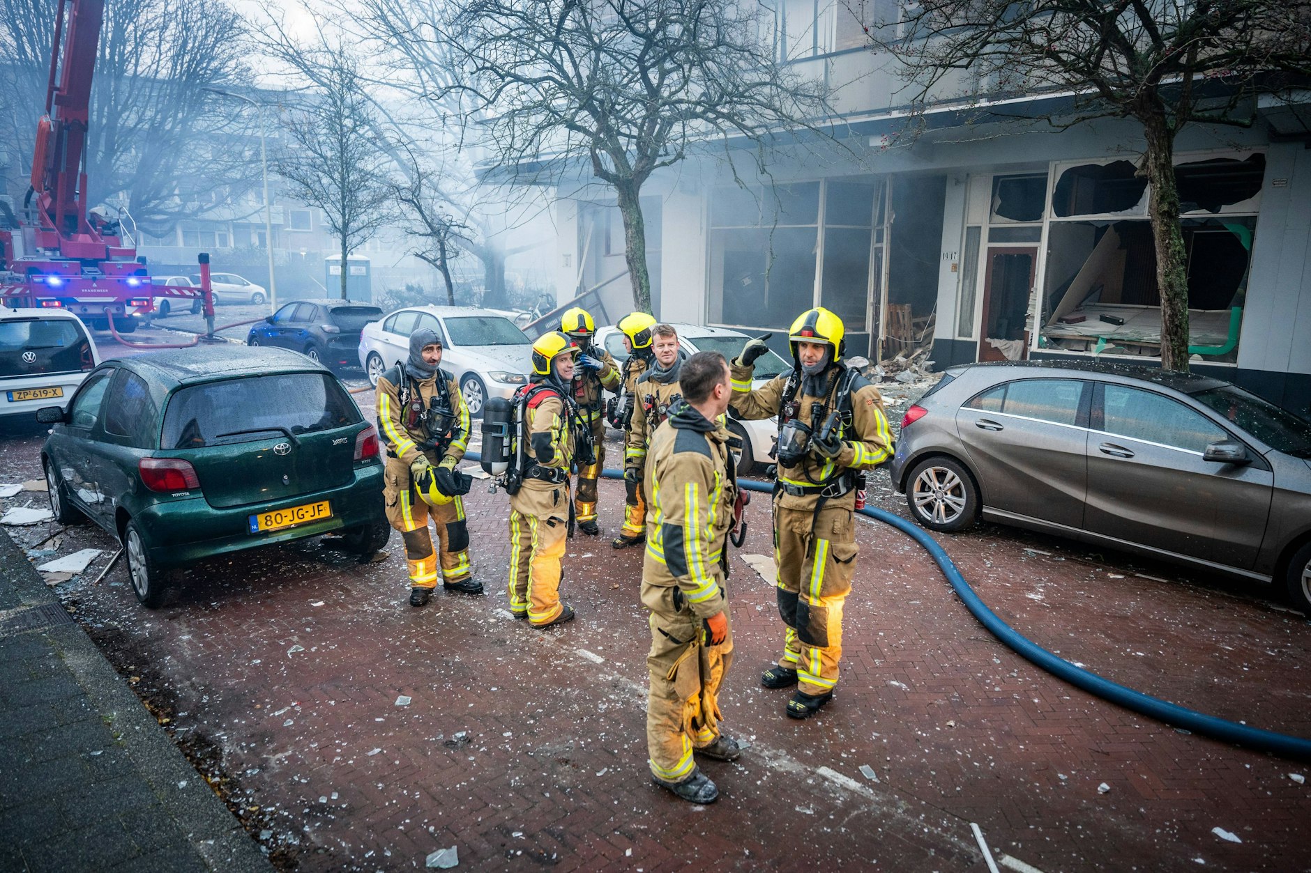 Bei einer Explosion und einem anschließenden Brand in einem Wohngebäude im niederländischen Den Haag hat es mindestens vier Verletzte gegeben. Zudem werden etwa 20 Menschen vermisst.