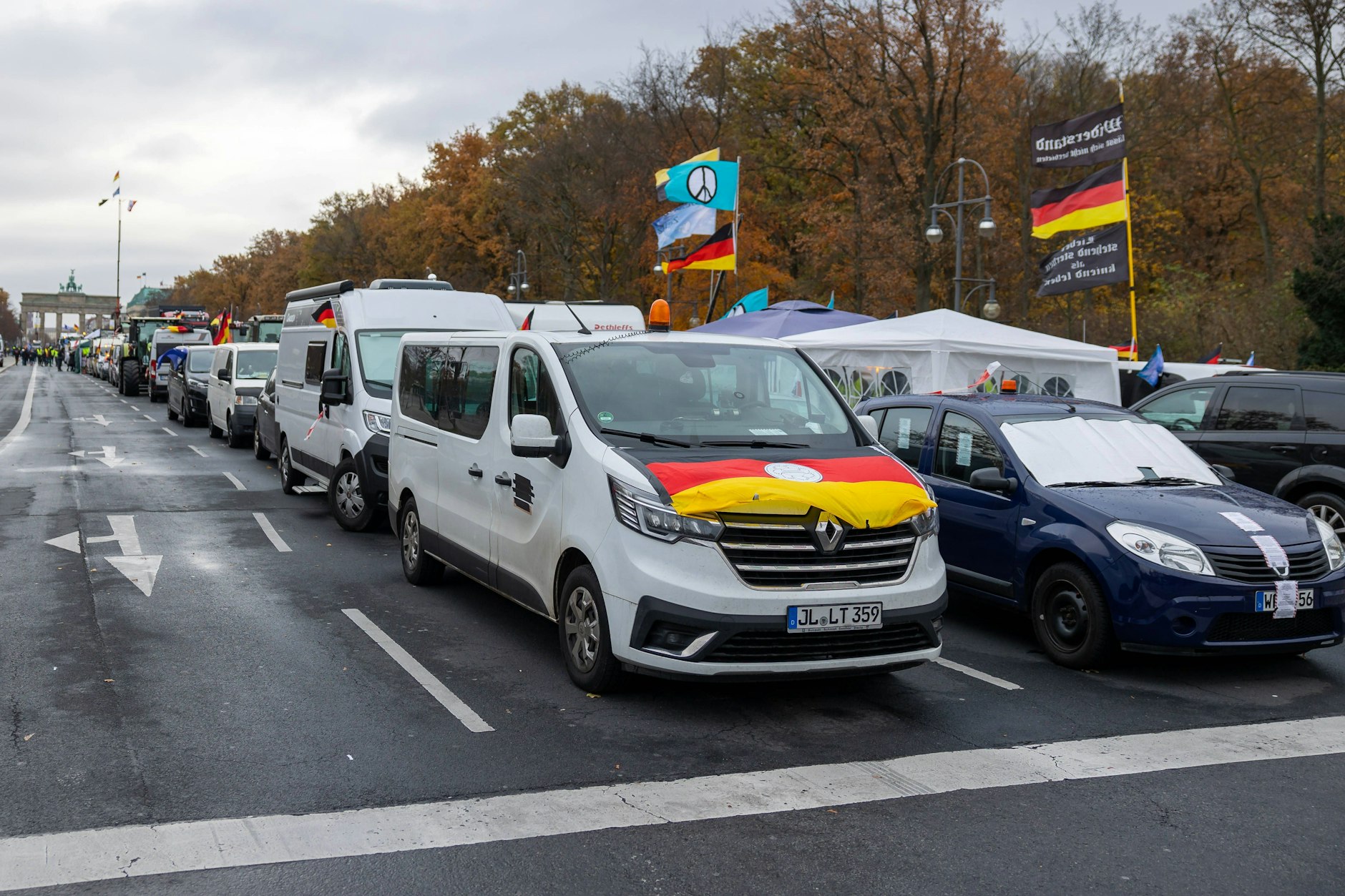 Zahlreiche Demos legen den Verkehr in Berlin lahm.