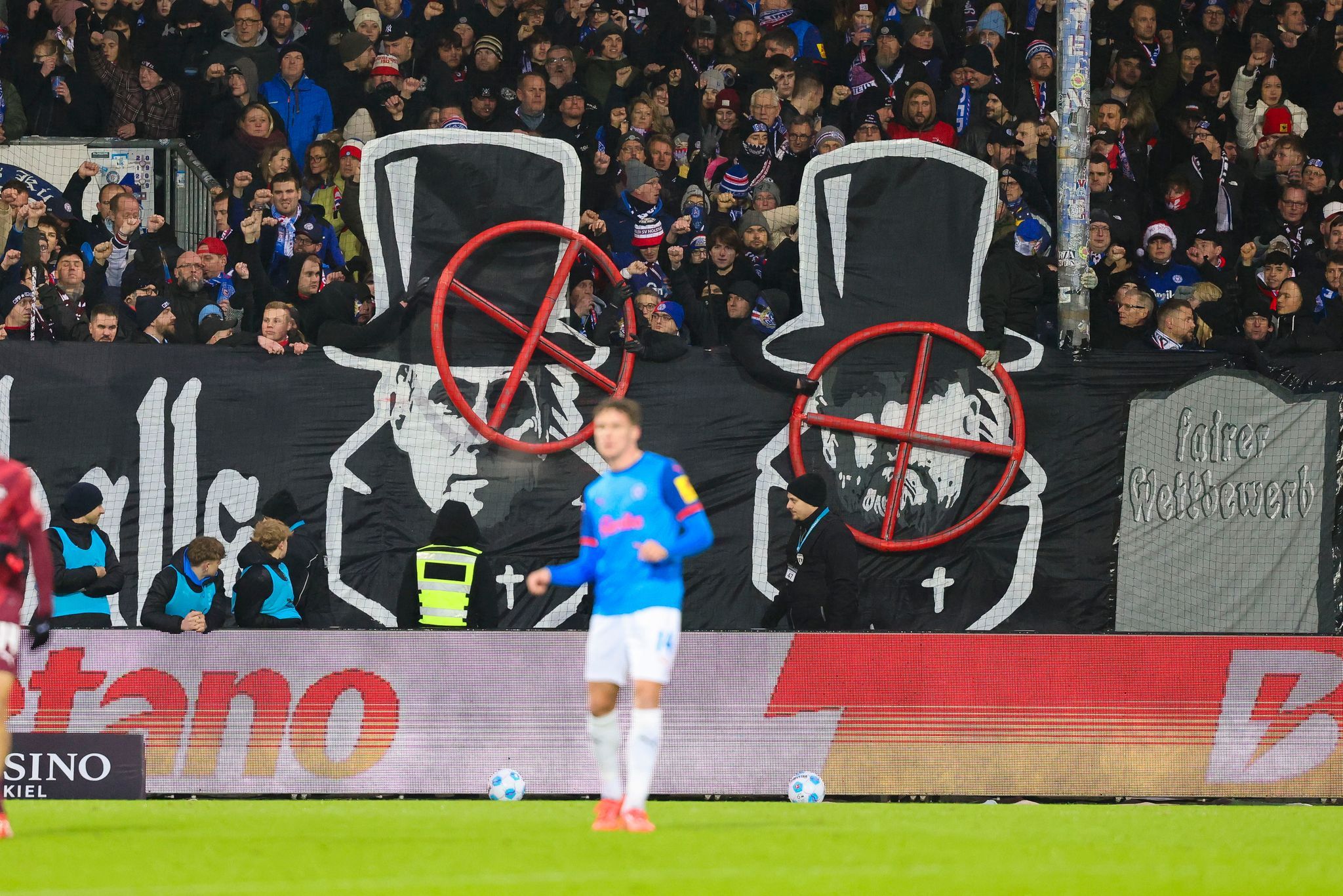 Image - Skandal-Banner bei Holstein Kiel gezeigt: Jürgen Klopp im Fadenkreuz