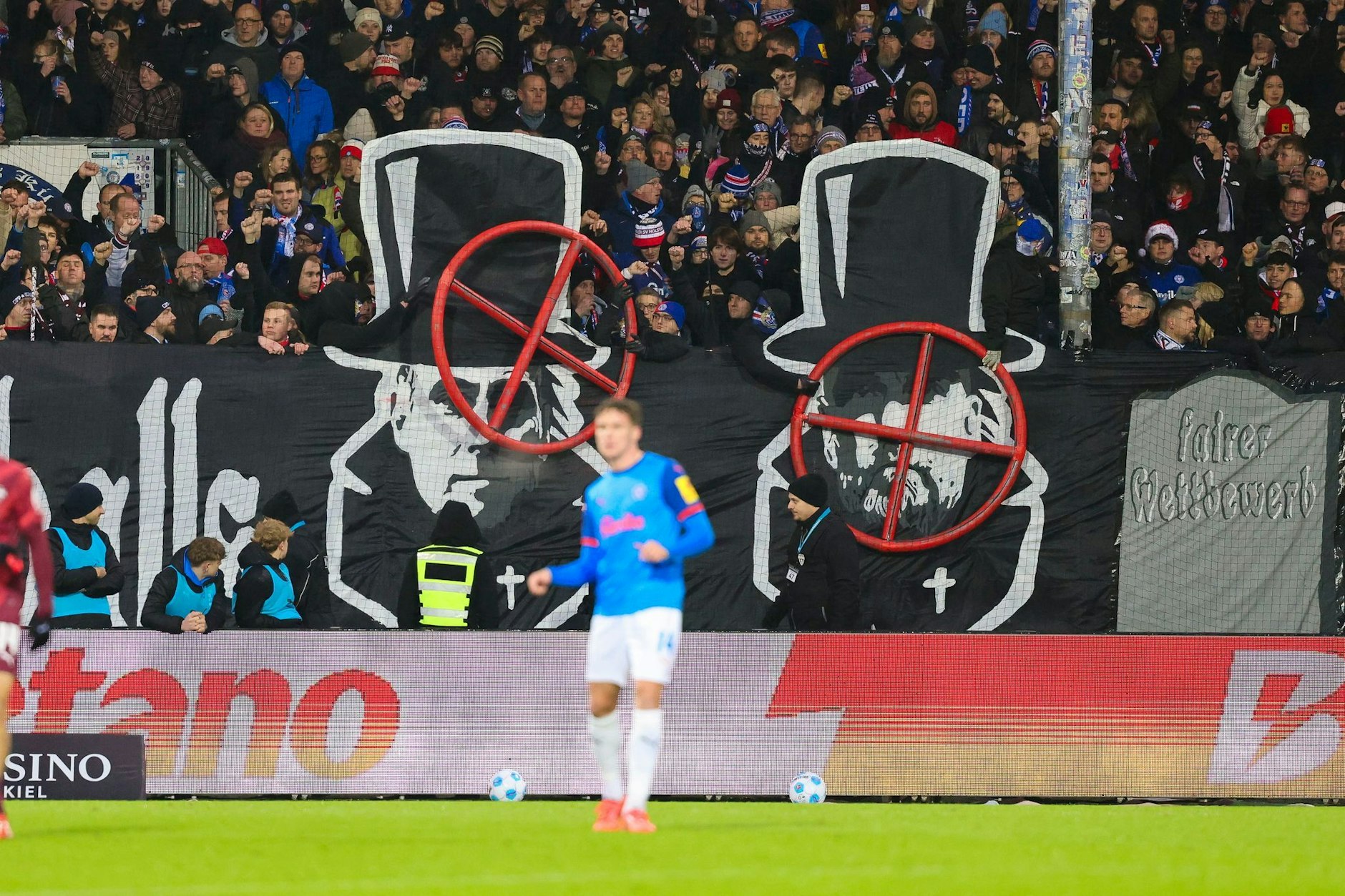 Mit diesem geschmacklosen Banner, das Jürgen Klopp mit einem Fadenkreuz zeigt, machten die Kieler Stimmung gegen Red Bull.