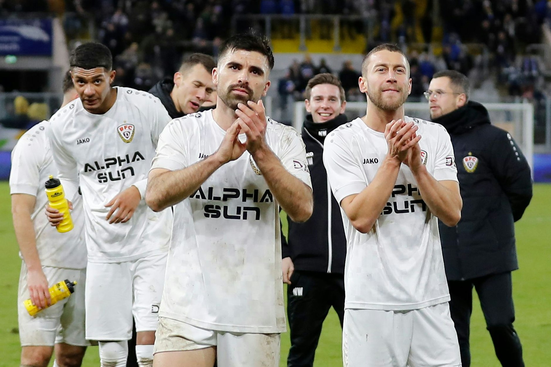 Für wirklichen Jubel reicht es beim BFC Dynamo am Ende in Jena nicht: (vorn v. l.) Amiro Amadou guckt fragend, David Haider wirkt in sich gekehrt, bei David Grözinger überwiegt Erleichterung. Immerhin strahlt Co-Trainer Nils Weiler (hinten M.) erfrischend glücklich.
