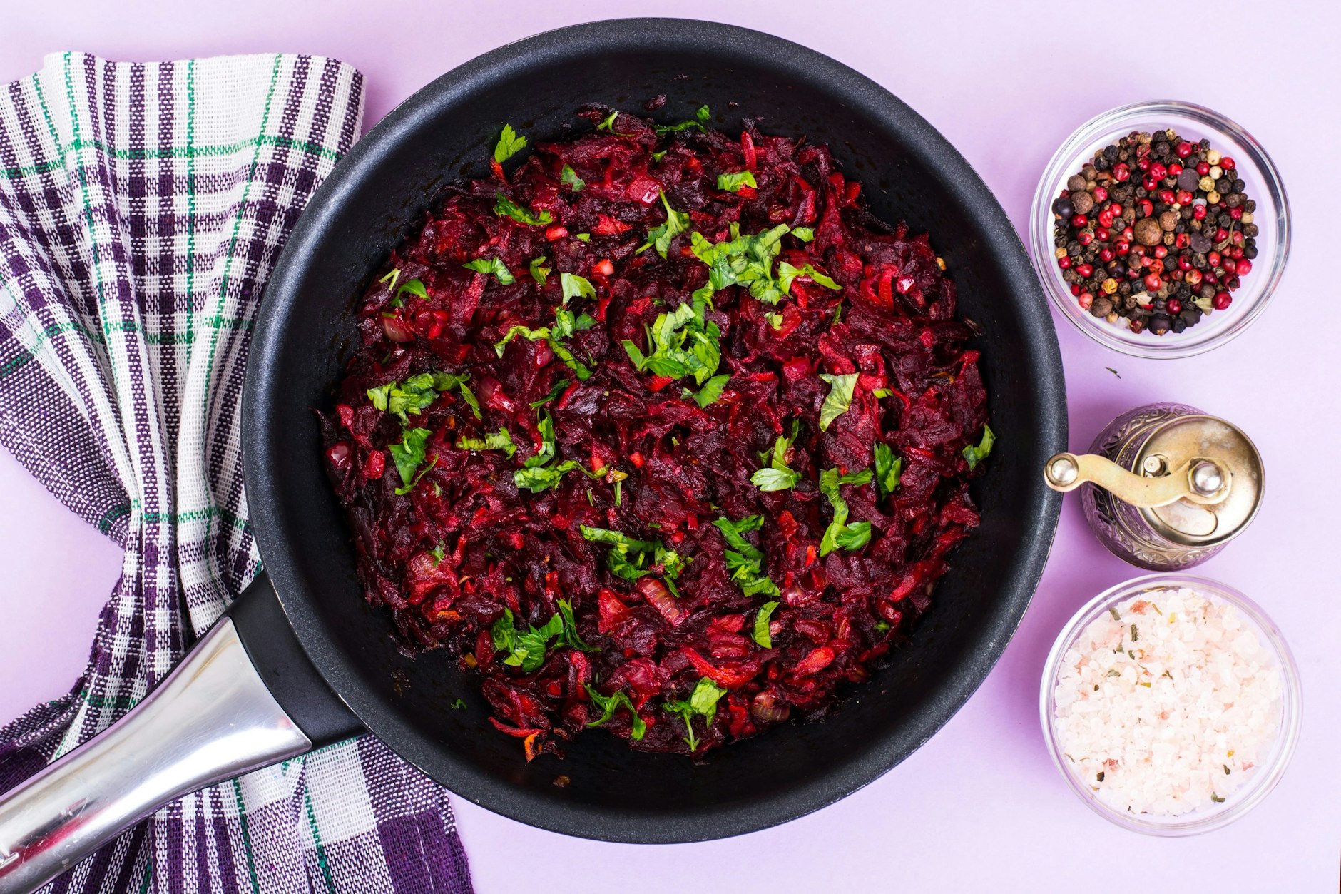 Der Rote-Bete-Kaviar begeistert mit seiner leuchtenden Farbe und seinem einzigartigen Geschmack – perfekt als Brotaufstrich oder Dip!