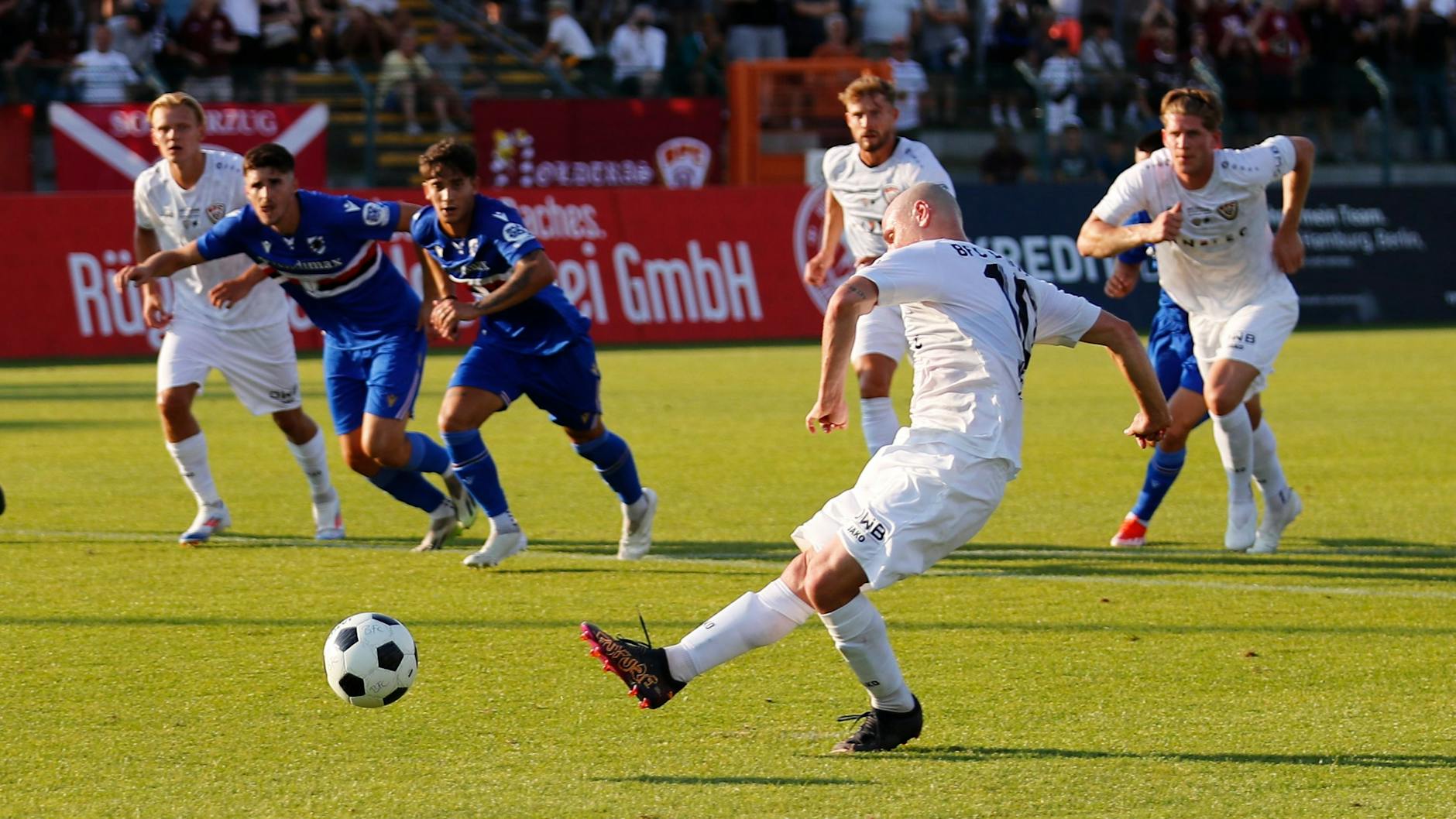 Julian Wießmeier versucht sich für den BFC Dynamo gegen Genua vom Elfmeterpunkt und scheitert.