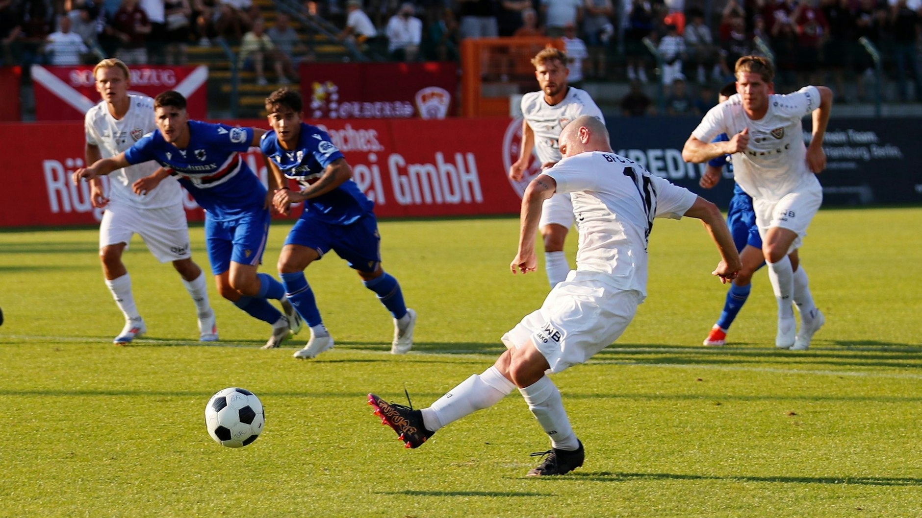 Julian Wießmeier versucht sich für den BFC Dynamo gegen Genua vom Elfmeterpunkt und scheitert.