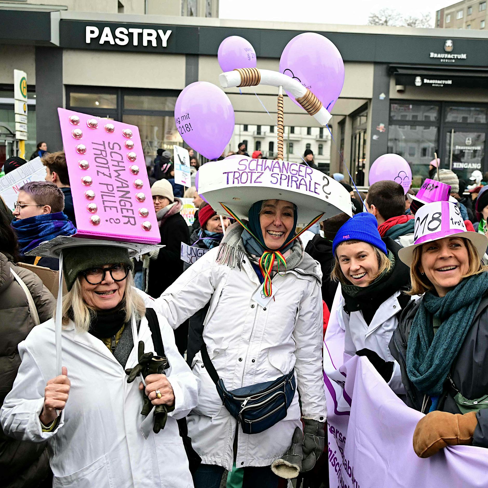 Demo für Legalisierung von Abtreibung in Berlin: Tausende protestieren am Alexanderplatz