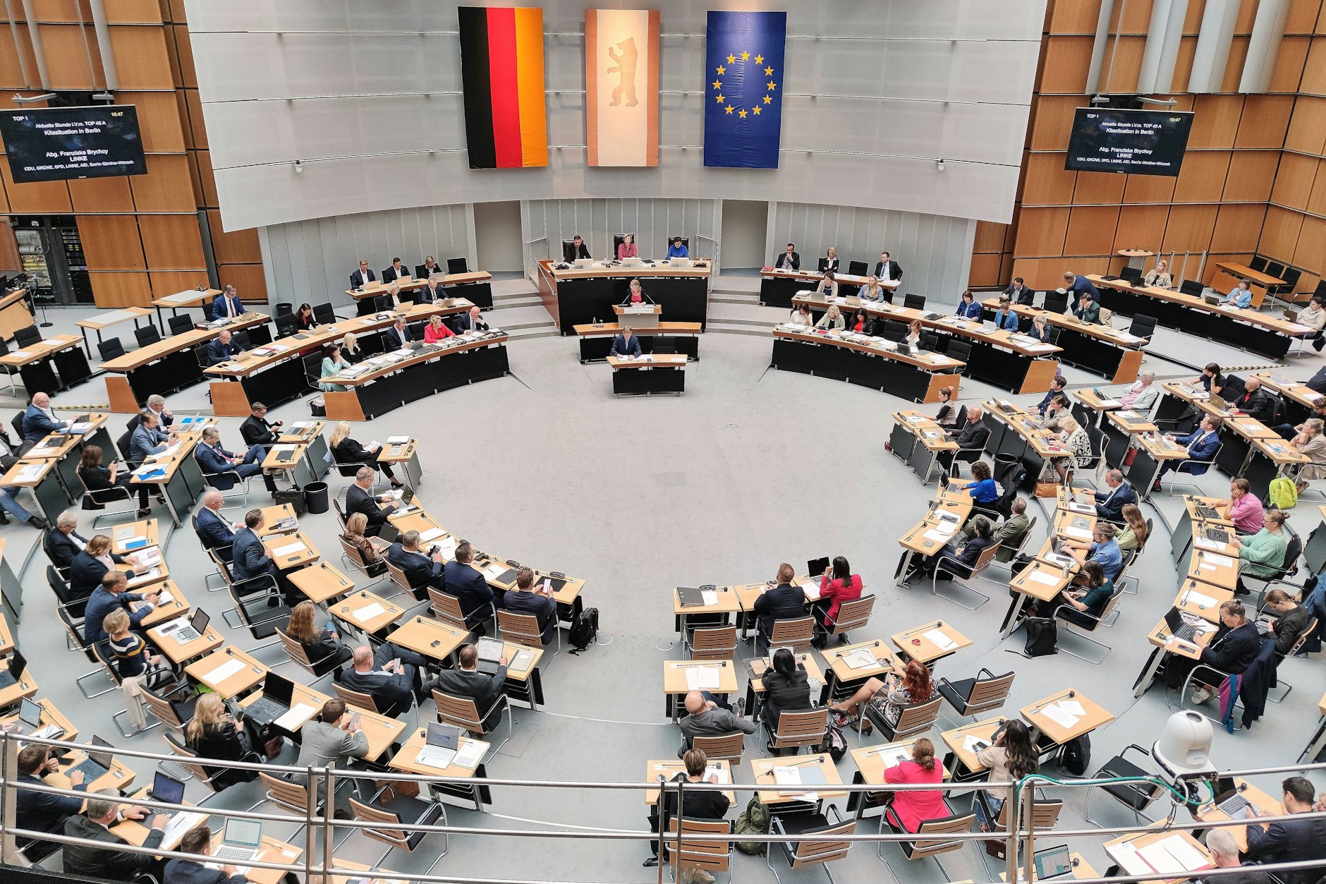 Das Berliner Abgeordnetenhaus. Die Diäten steigen.