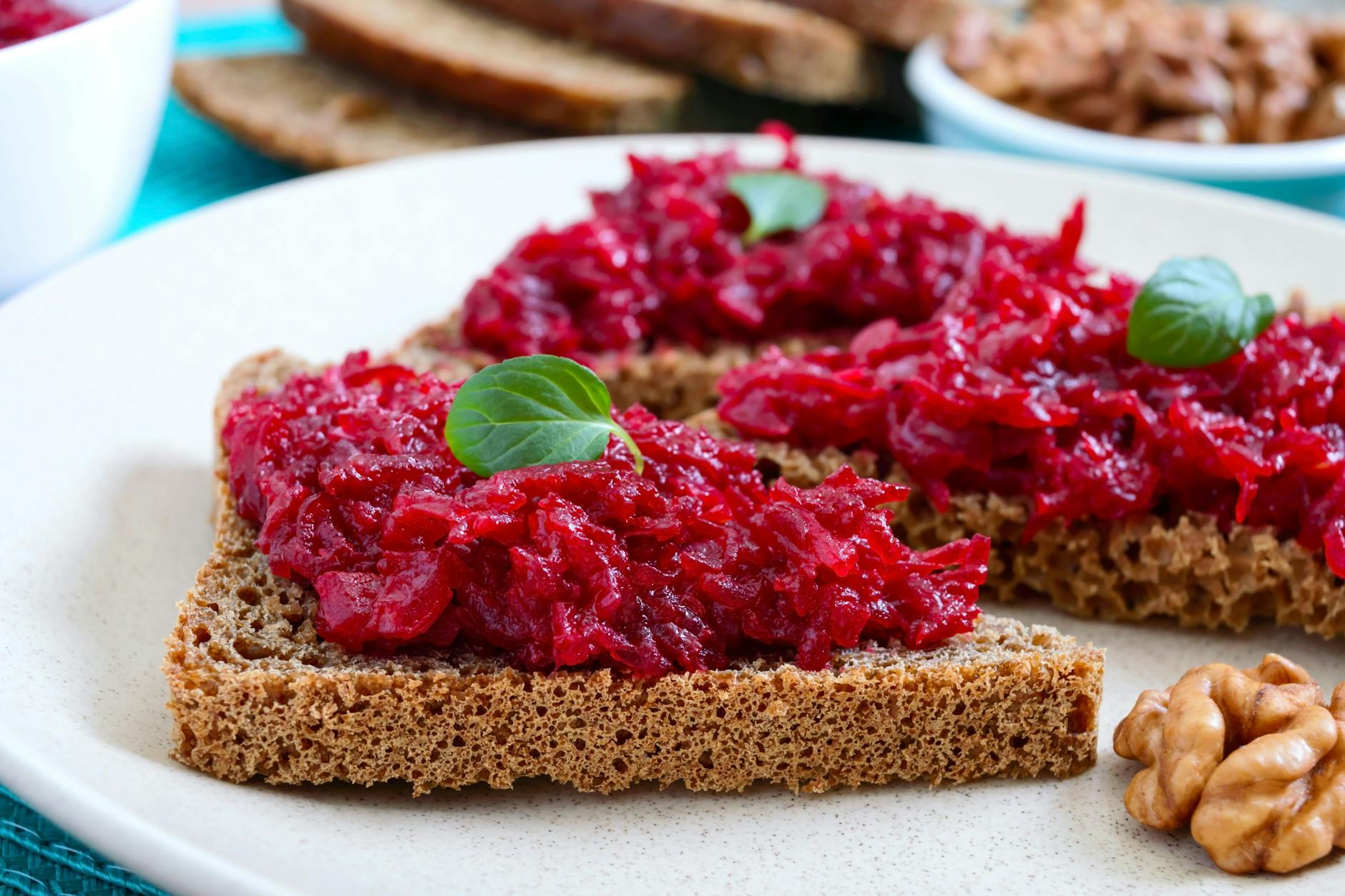 Rezept für Rote-Bete-Kaviar – leuchtend rot, cremig und unwiderstehlich lecker. Perfekt als Brotaufstrich oder Dip!