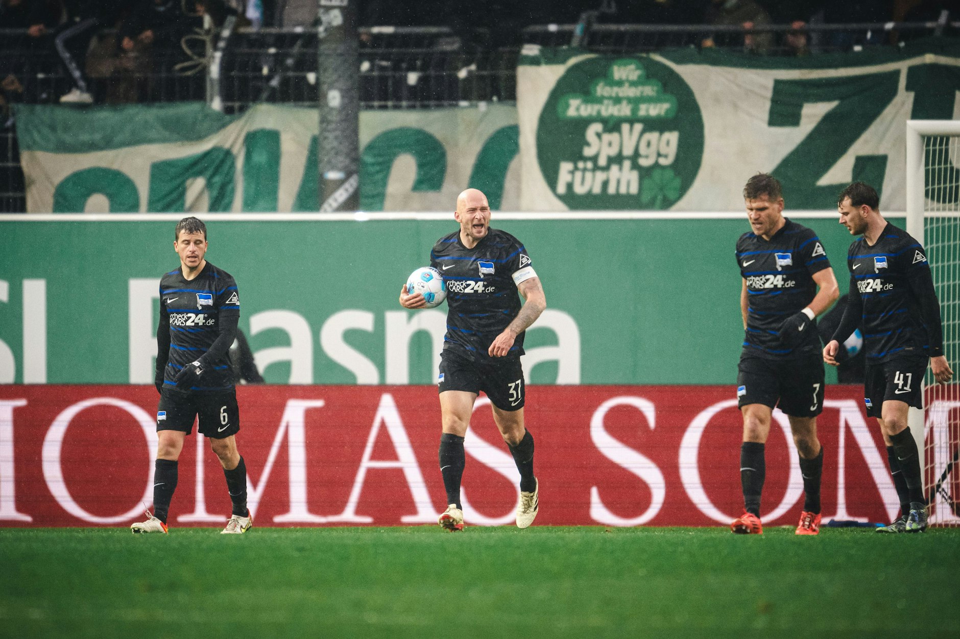 So sah der Hertha-Frust nach dem Tor zum 1:2 in Fürth aus. Kapitän Toni Leistner fluchte laut.