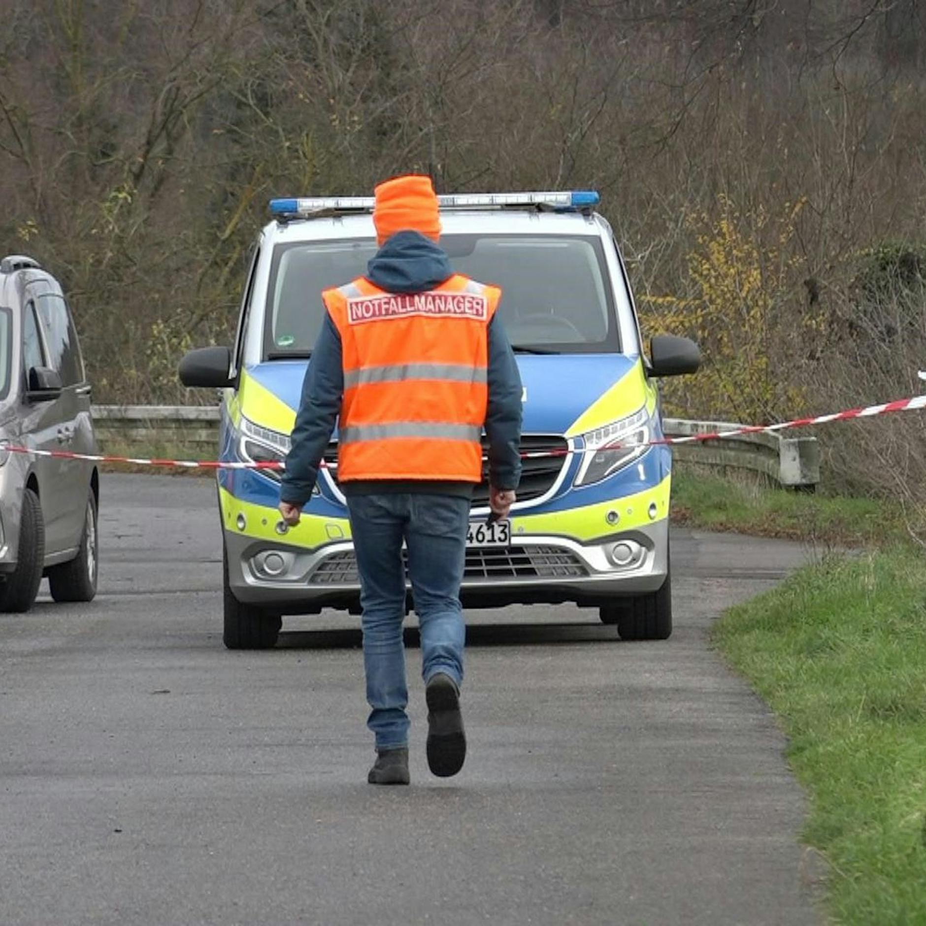 Mann stürzt mit Fahrrad an Bahnschranke und wird von Zug überrollt - tot!