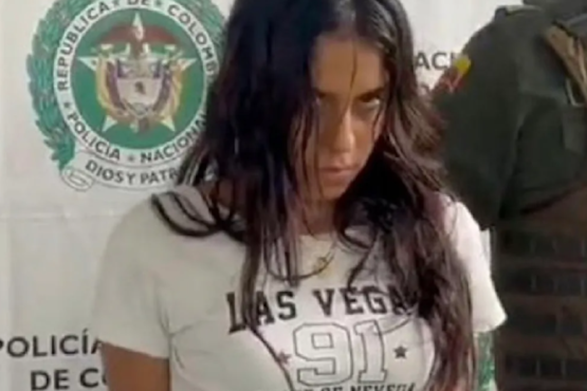 Ein Blick, der durch Mark und Bein geht! Karen Julieth Ojeda Rodriguez, genannt „Die Puppe“, wird von der Polizei in Kolumbien vorgeführt.