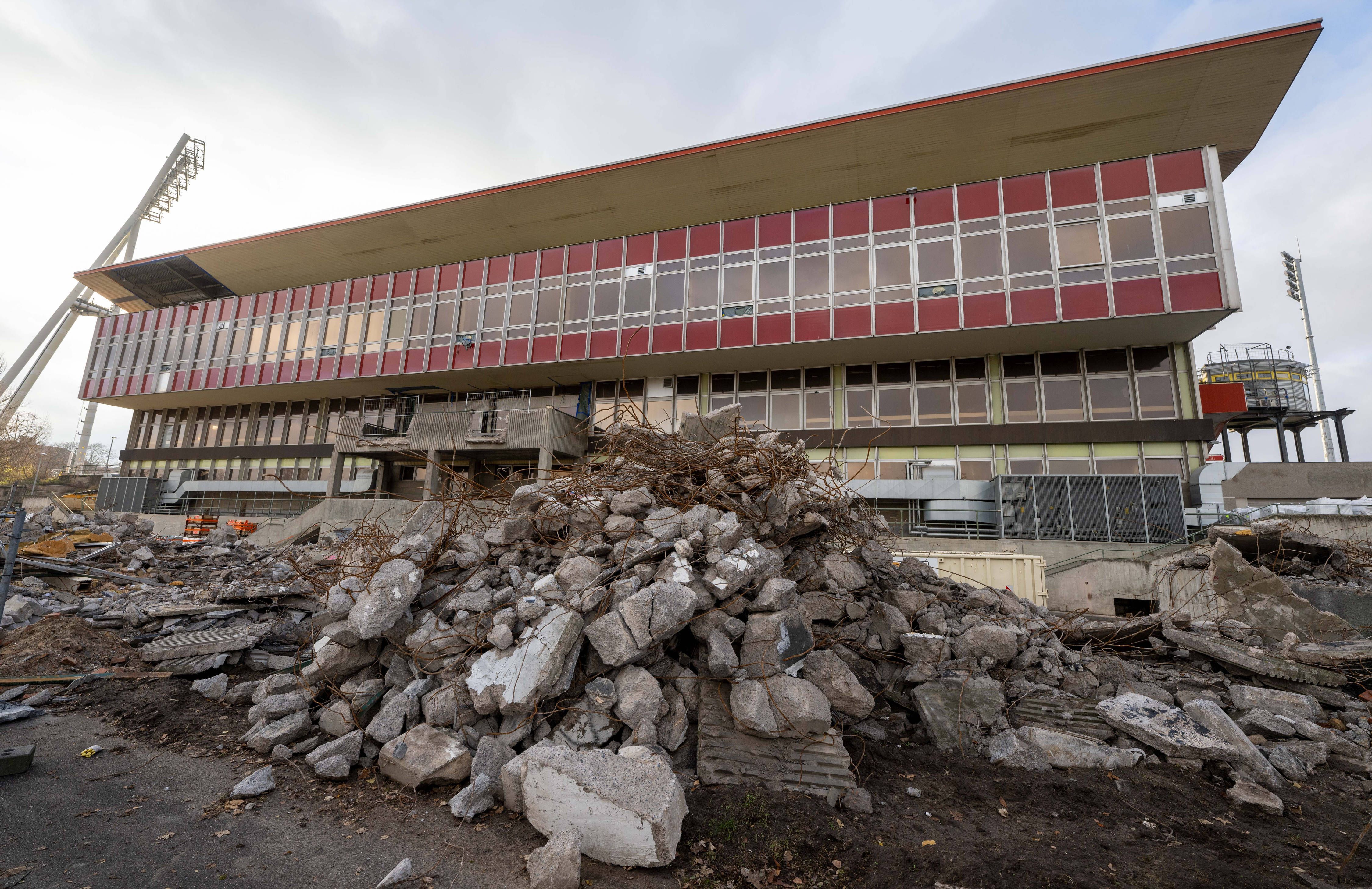 Image - Aus Angst vor Asbest? Schule sagt Sportfest am Jahnstadion ab