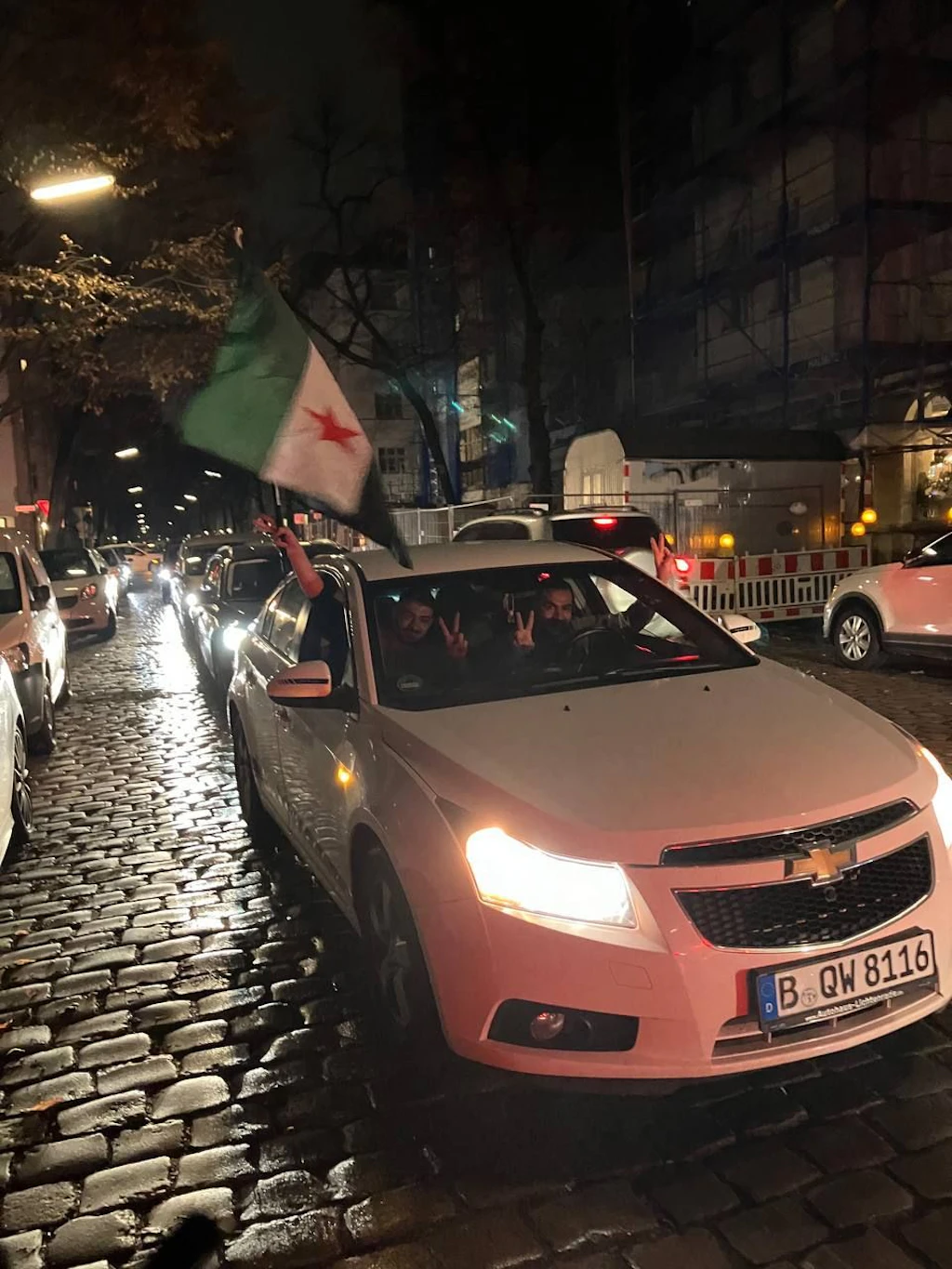 Suriyeliler Sonnenallee'de bir kutlama kutluyor: “Devrim kazandı”