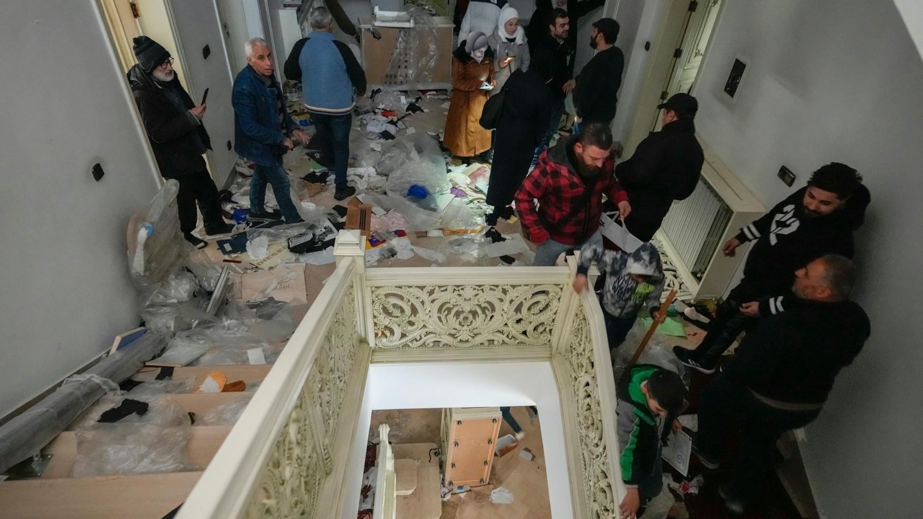 Die durchwühlte Privatwohnung des syrischen Präsidenten Bashar al-Assad: Menschen suchen in den Räumen im Stadtteil Malkeh in Damaskus nach Habseligkeiten.