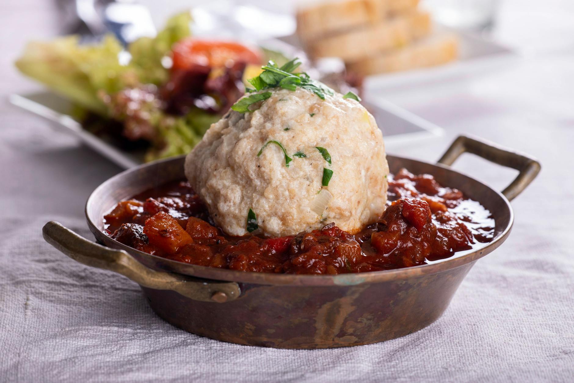 Zu Fleischgerichten wie zum Beispiel Gulasch sind Semmelknödel die perfekte Beilage.