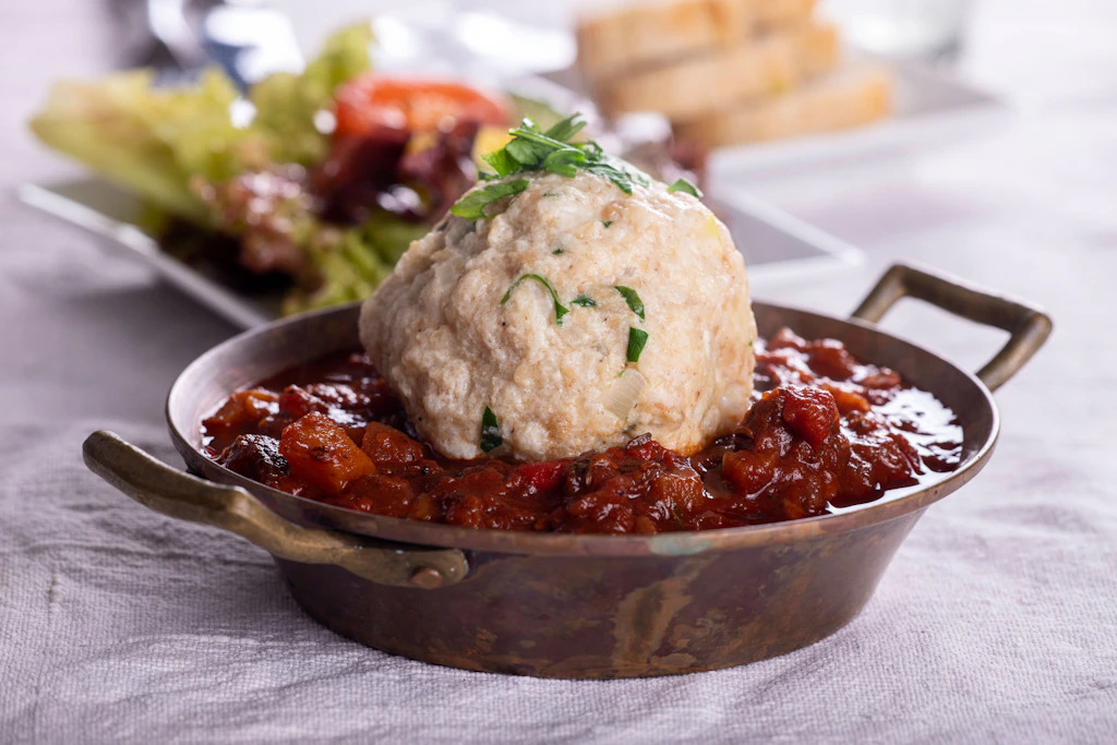 Rezept für Omas einfache Semmelknödel – so fluffig und deftig!