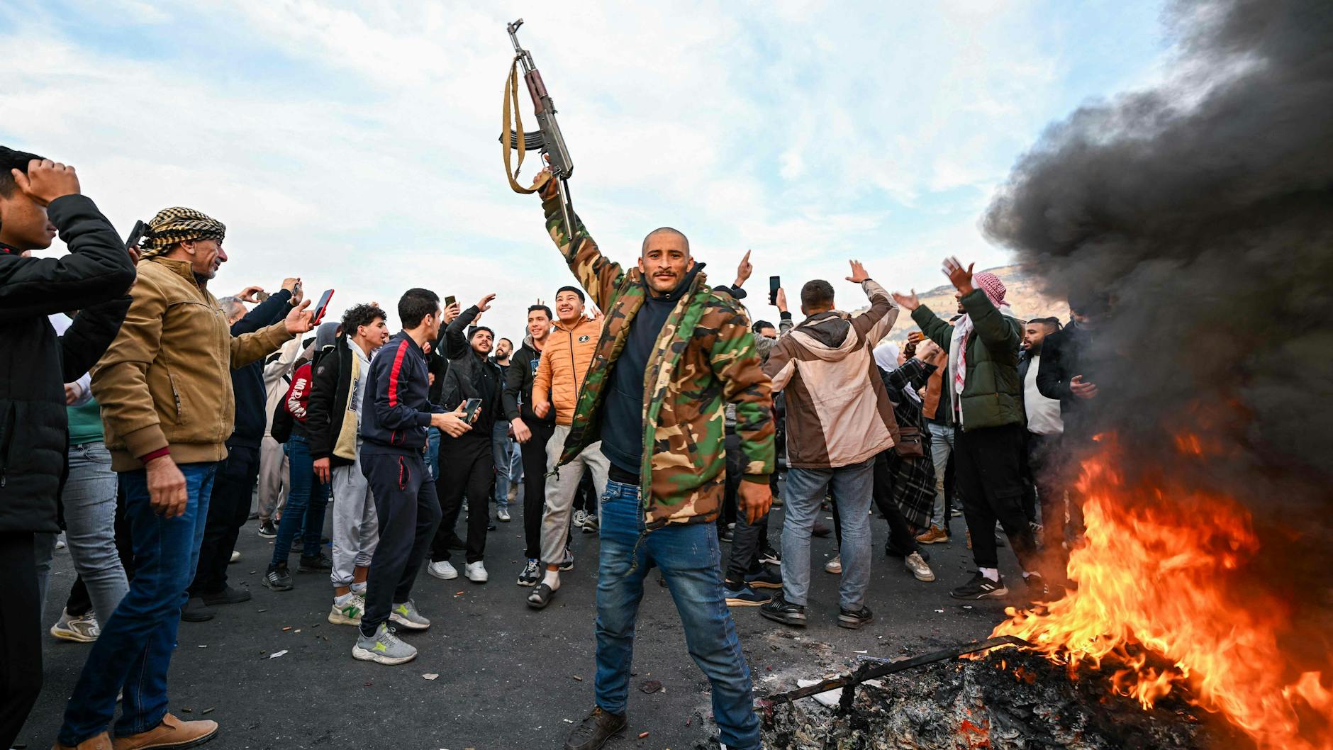 In Damaskus wird die Einnahme der Hauptstadt durch die islamistischen Rebellen gefeiert.