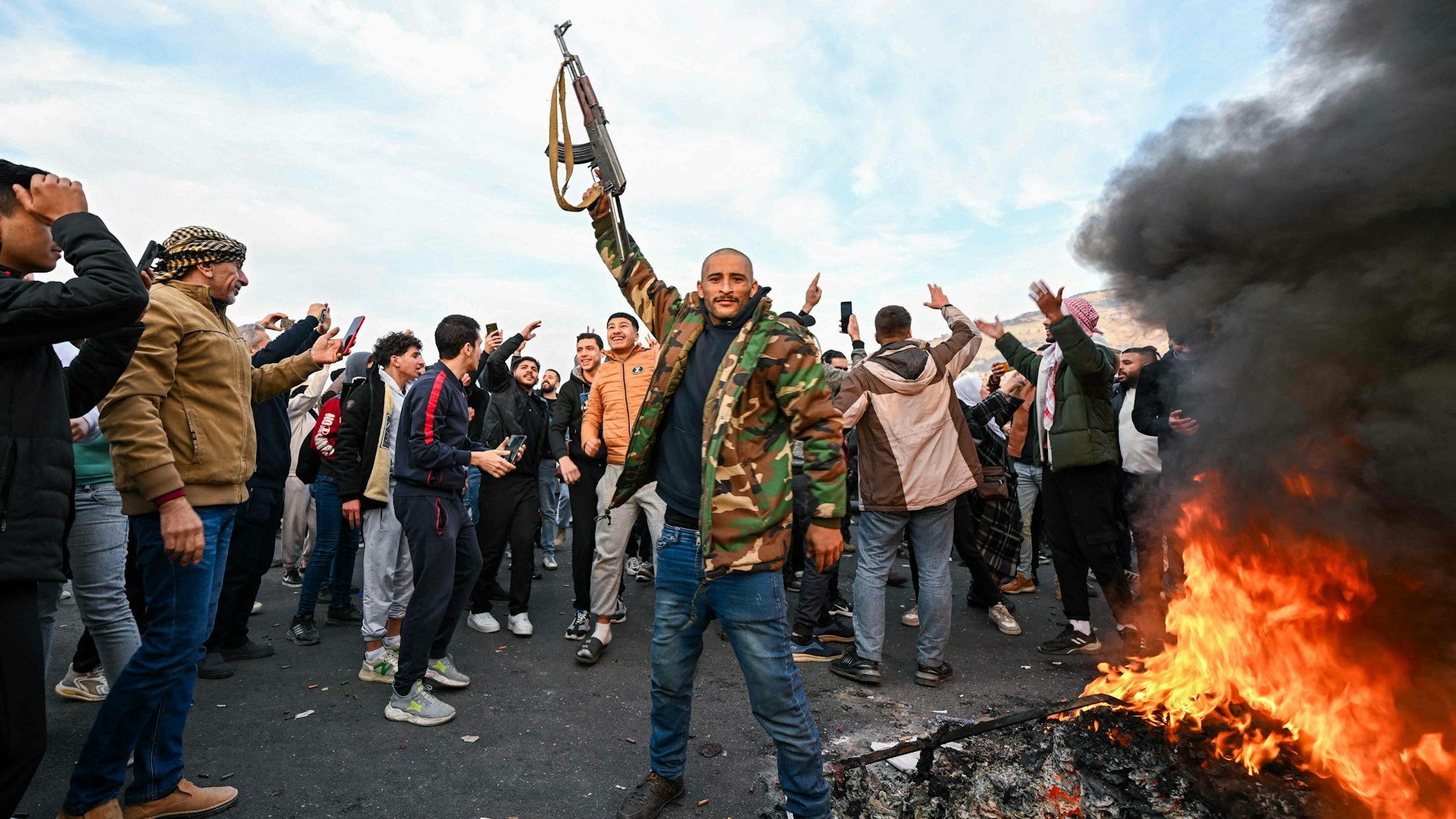 In Damaskus wird die Einnahme der Hauptstadt durch die islamistischen Rebellen gefeiert.