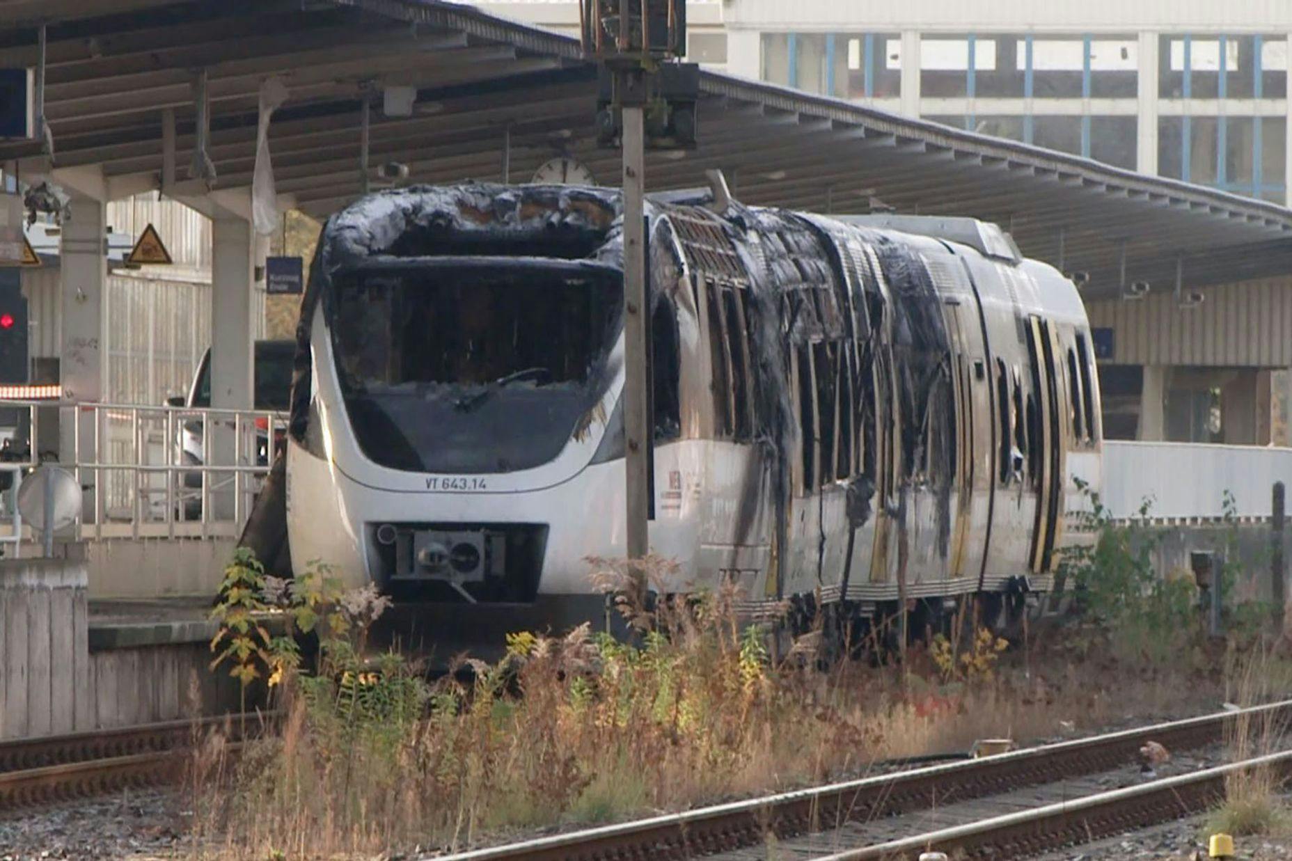 Der ausgebrannte Zug im Bahnhof Ahrensfelde