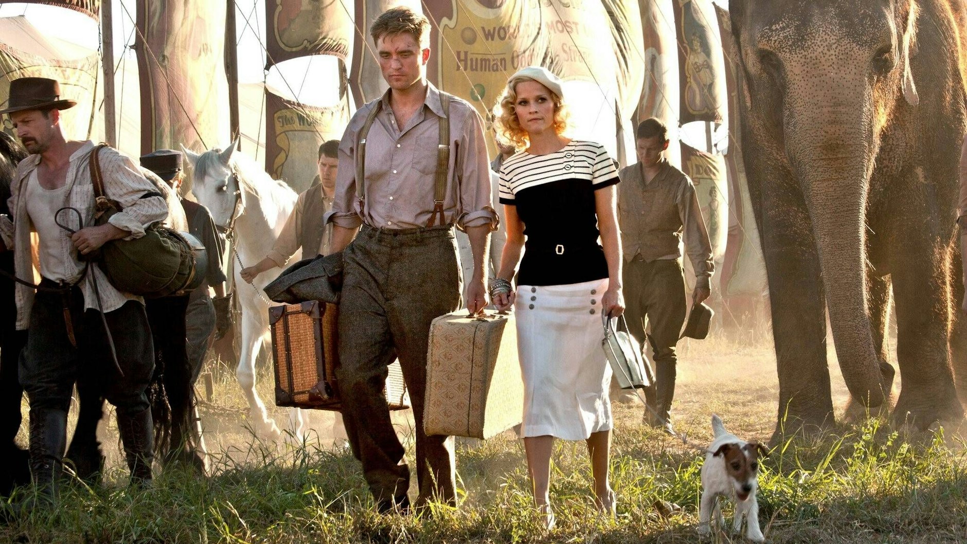 Robert Pattinson und Reese Witherspoon in „Water For Elephants“ (USA 2011). In einem Interview zu diesem Film tischte Pattinson seine Clown-Horror-Story auf.