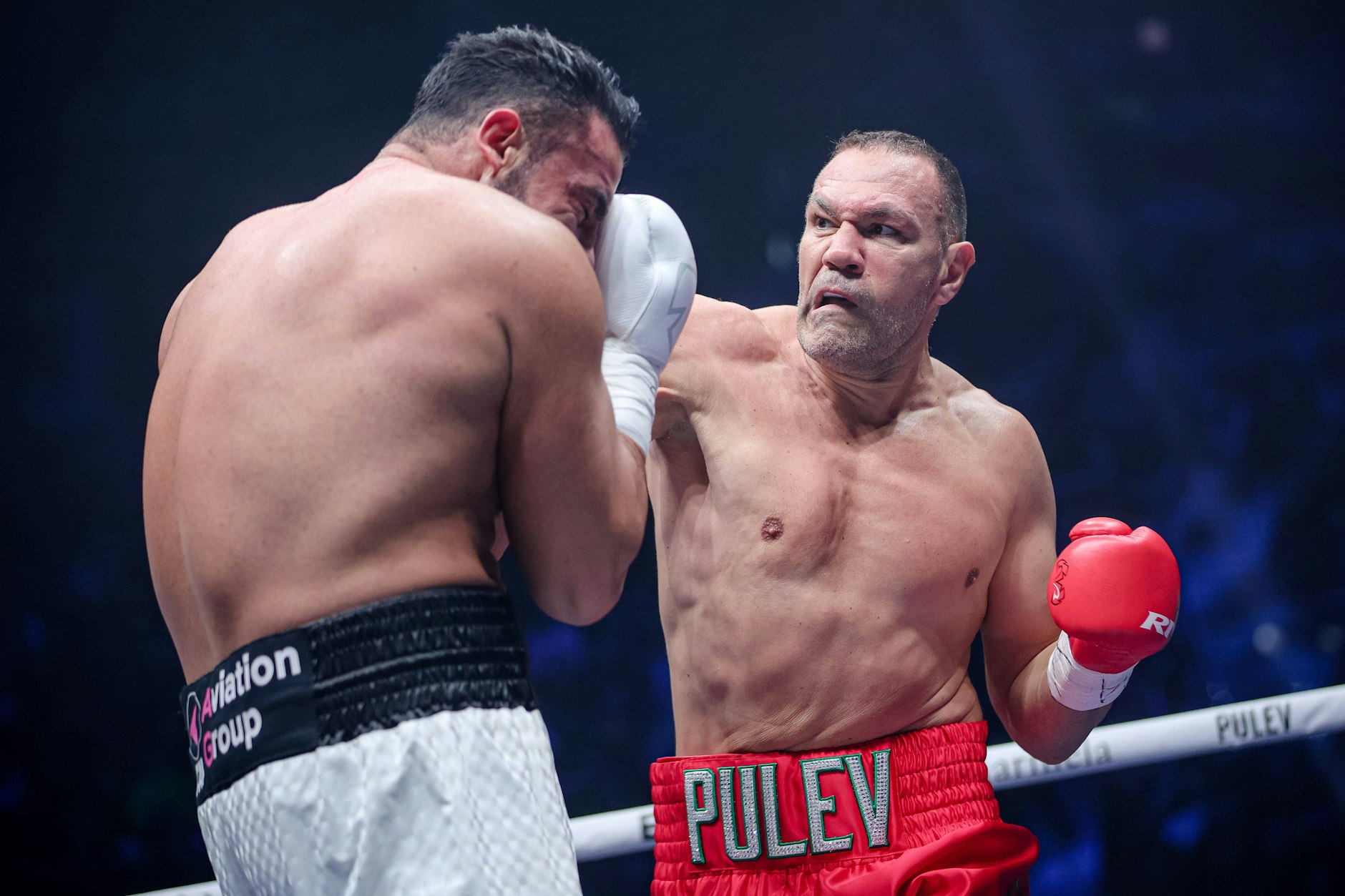 Kubrat Pulew (r.) guckt grimmig, schlägt hart und landet wieder einen Treffer bei Mahmoud Charr.