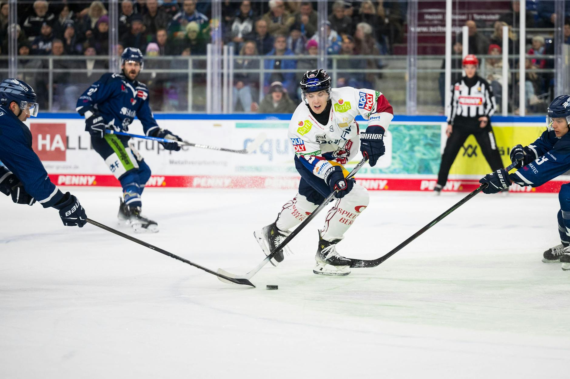 Eisbären-Wirbelwind Ty Ronning geht durch Straubings Abwehr wie das heiße Messer durch die Butter.