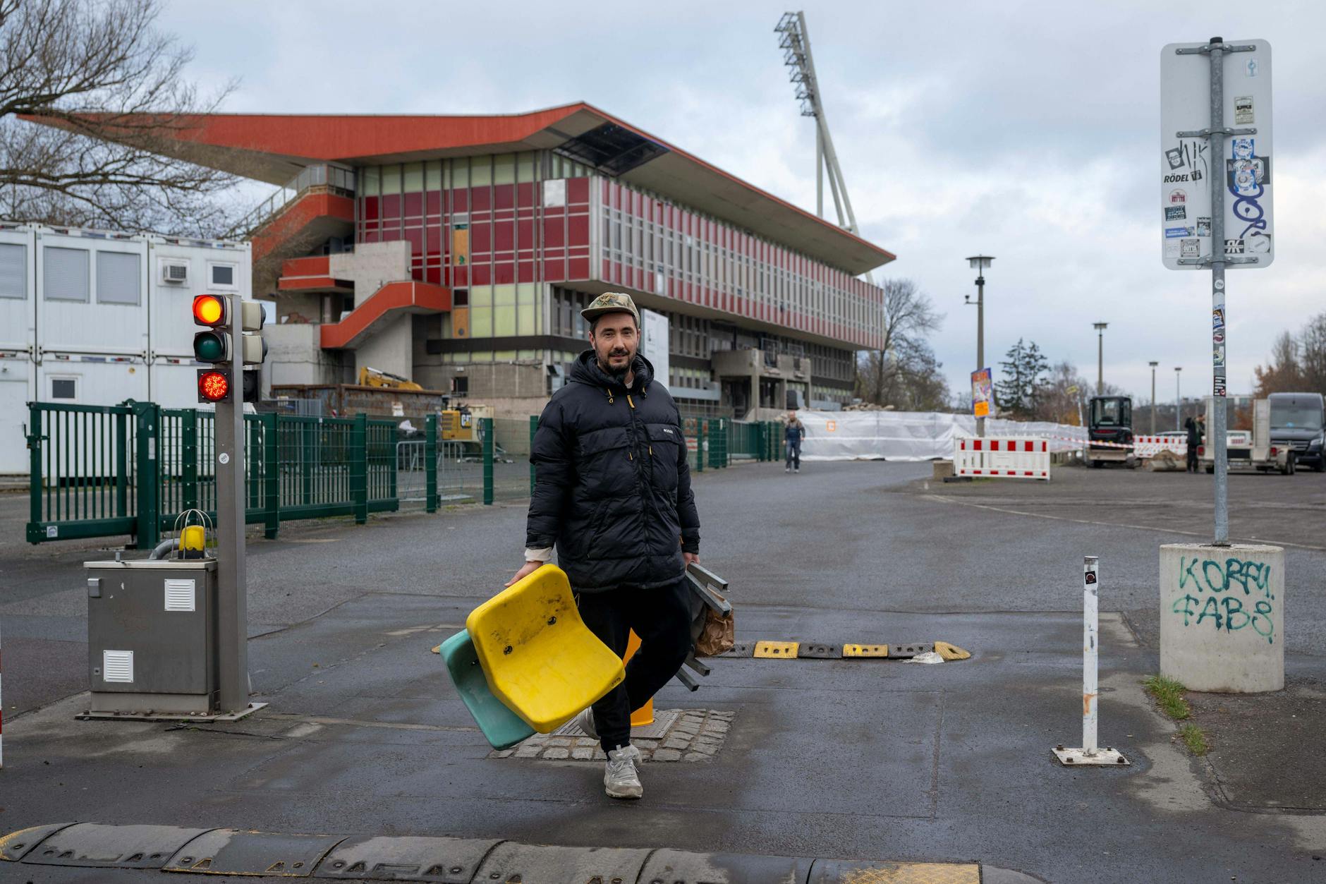 Interessierte konnten sich im Innenraum des Stadions Sitze als Erinnerungsstücke abschrauben und mitnehmen.