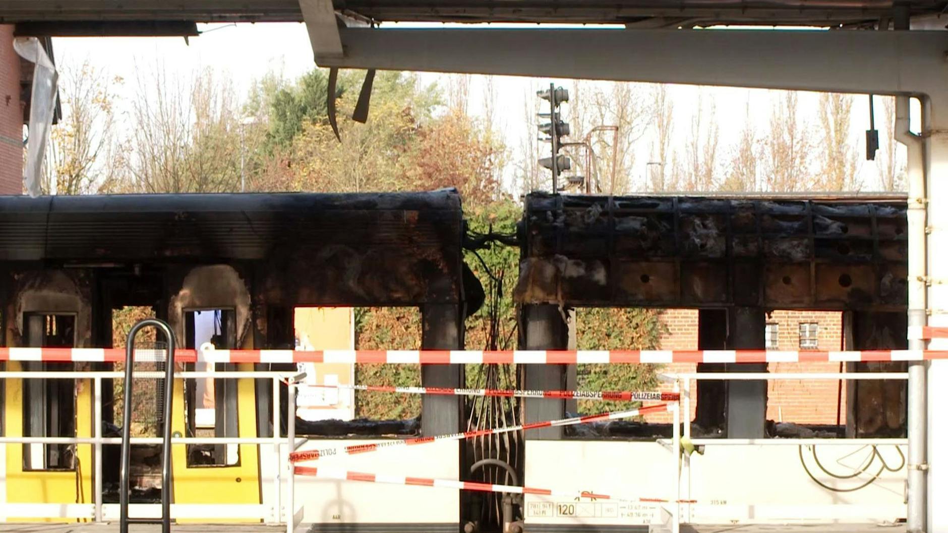 Bei dem Brand wurde auch der Regio-Bahnsteig vom Bahnhof Ahrensfelde beschädigt.