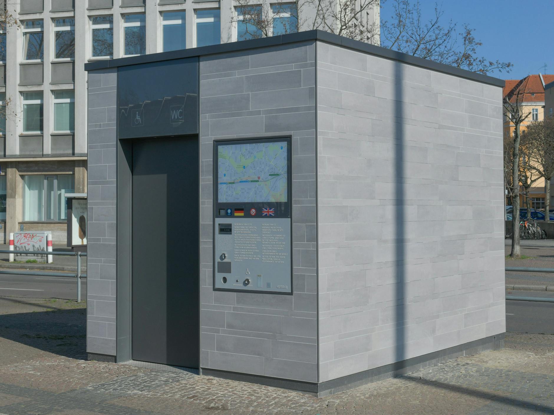 Ein Wall-Toilette am Innsbrucker Platz in Berlin-Schöneberg: 107 dieser Anlagen sollen bald kostenlos genutzt werden können.