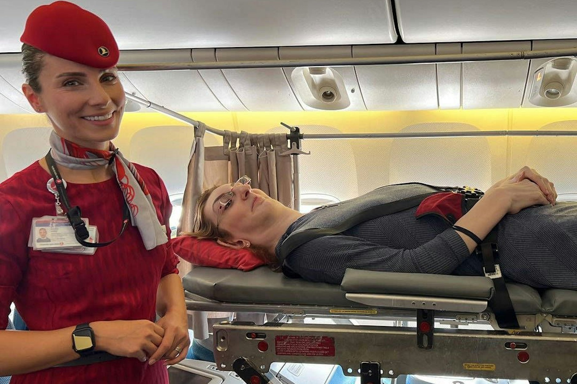 Rumeysa Gelgi passt mit ihrer Körpergröße von mehr als 2,15 Metern nicht aufrecht in ein Flugzeug – und sitzen kann sie auch nicht. Mit dem Fliegen klappt es deshalb nur im Liegen.