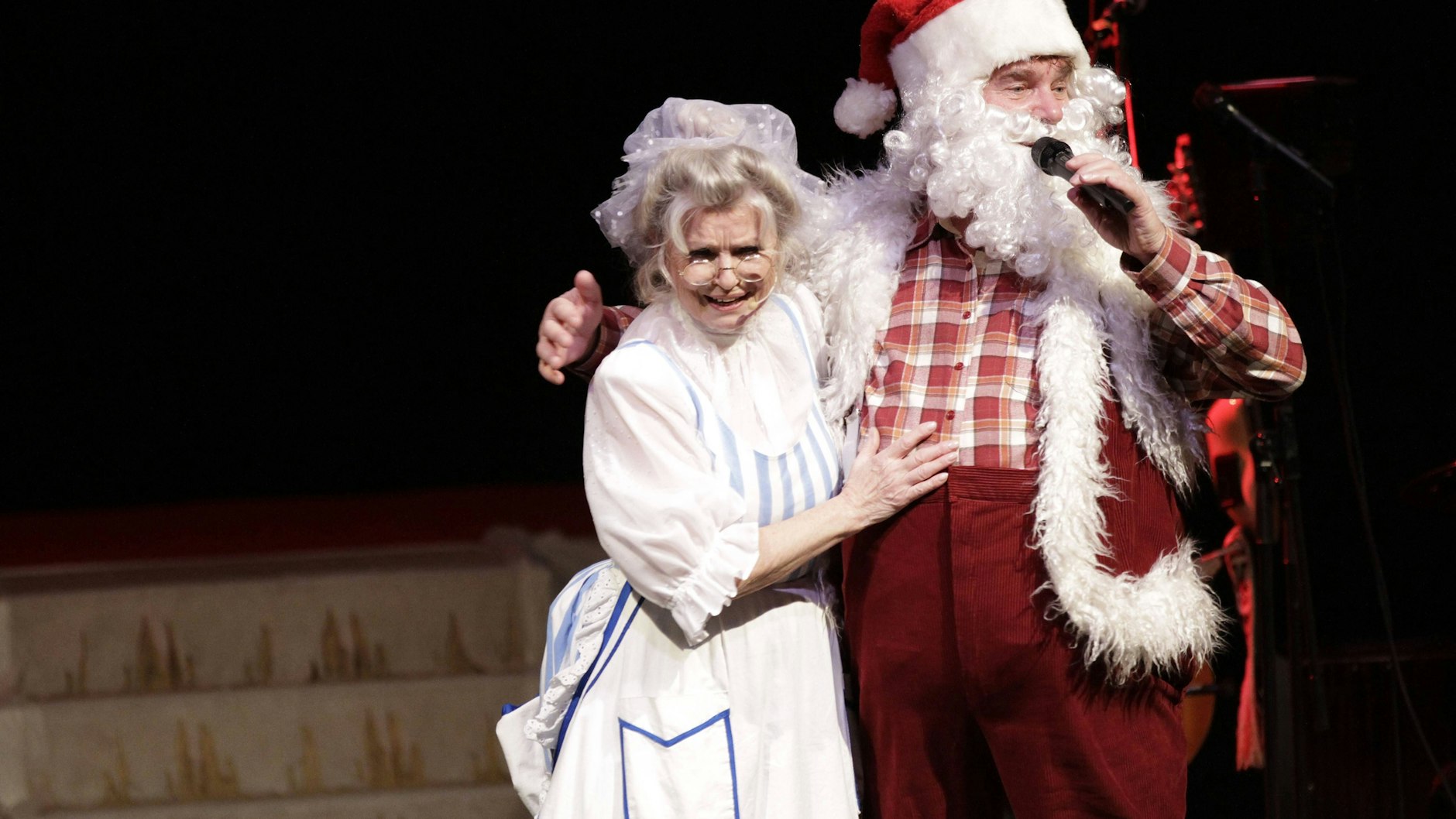 Helga Piur als Frau Holle und Frank Schöbel als Weihnachtsmann: Auch dieses Showelement war geplant.