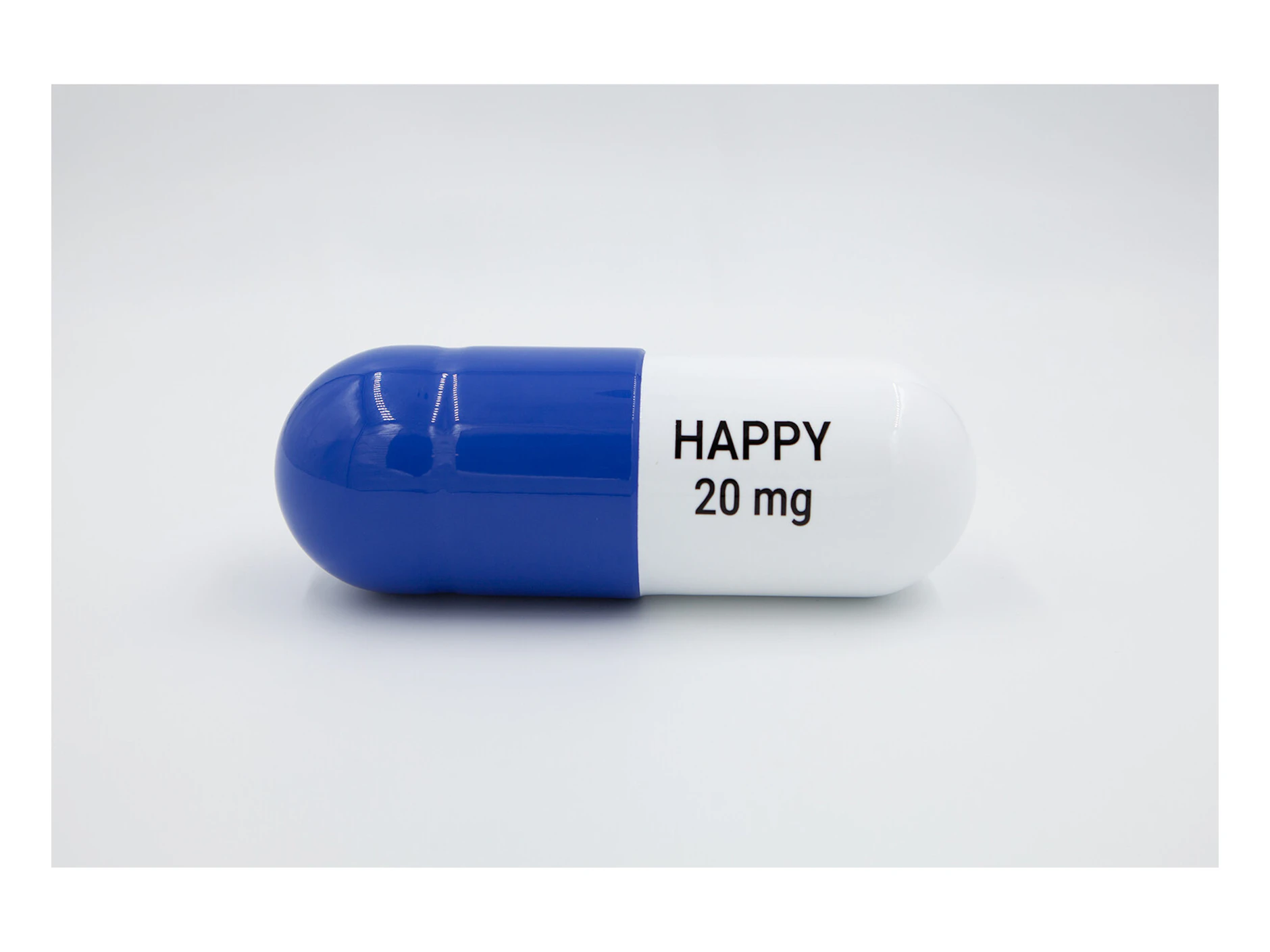 Kleinskulptur „Ceramic Pill“: Die in Israel lebende Künstlerin Tal Nehoray ist bekannt für Konsumkritik mit Witz. 100er-Edition, 420 Euro.